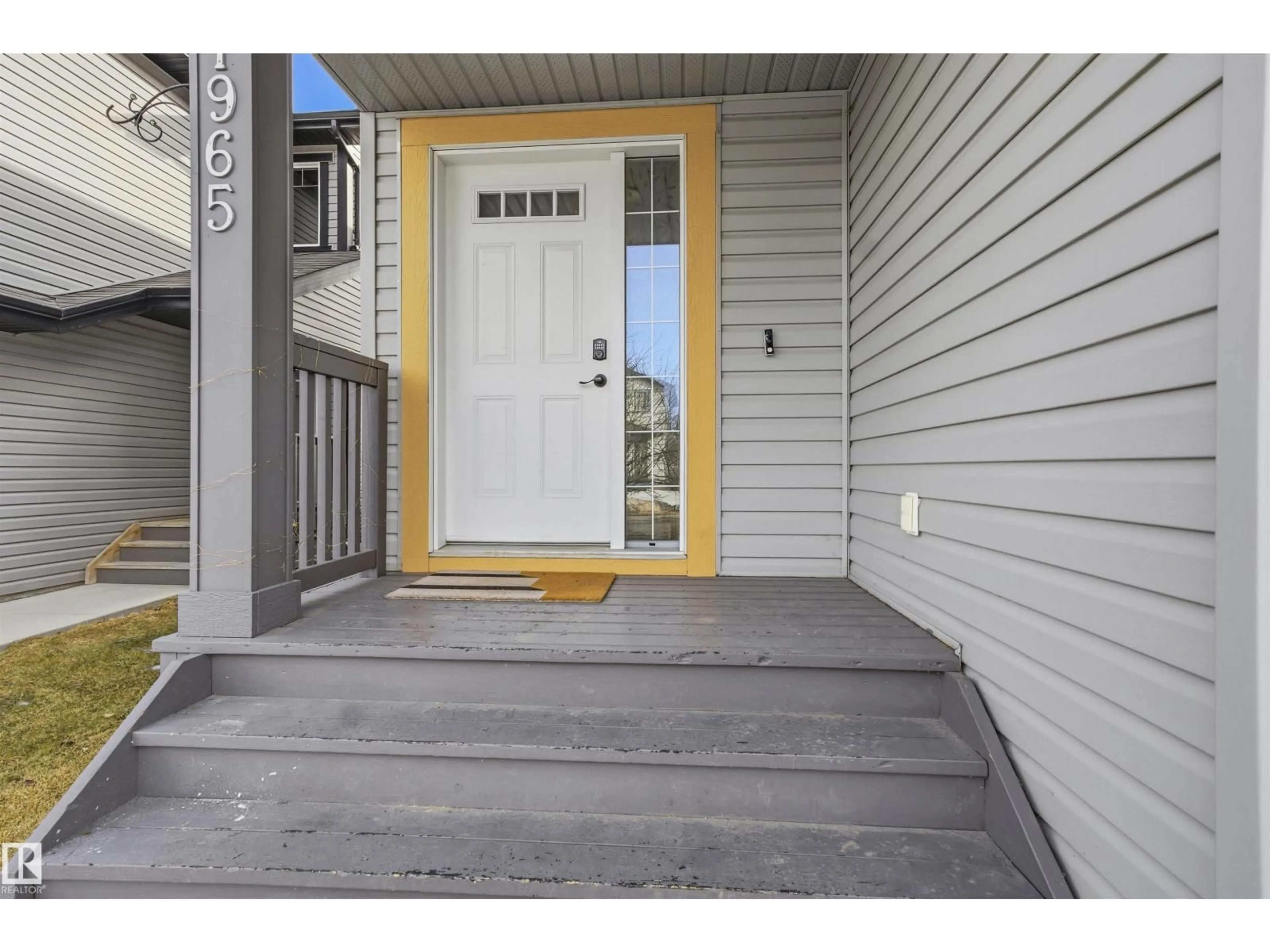 Indoor entryway for 1965 118 ST, Edmonton Alberta T6W2E4