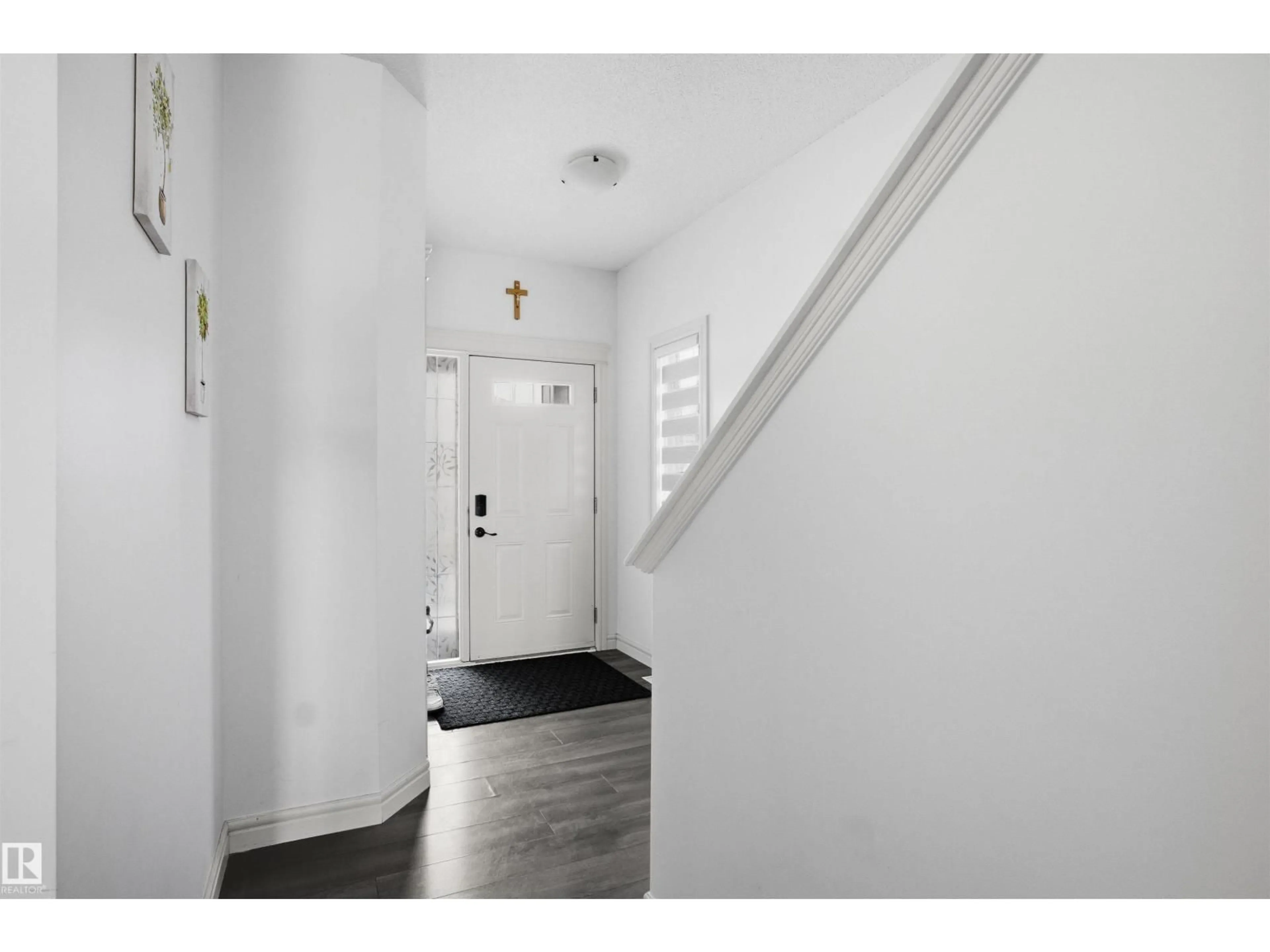 Indoor entryway for 1965 118 ST, Edmonton Alberta T6W2E4