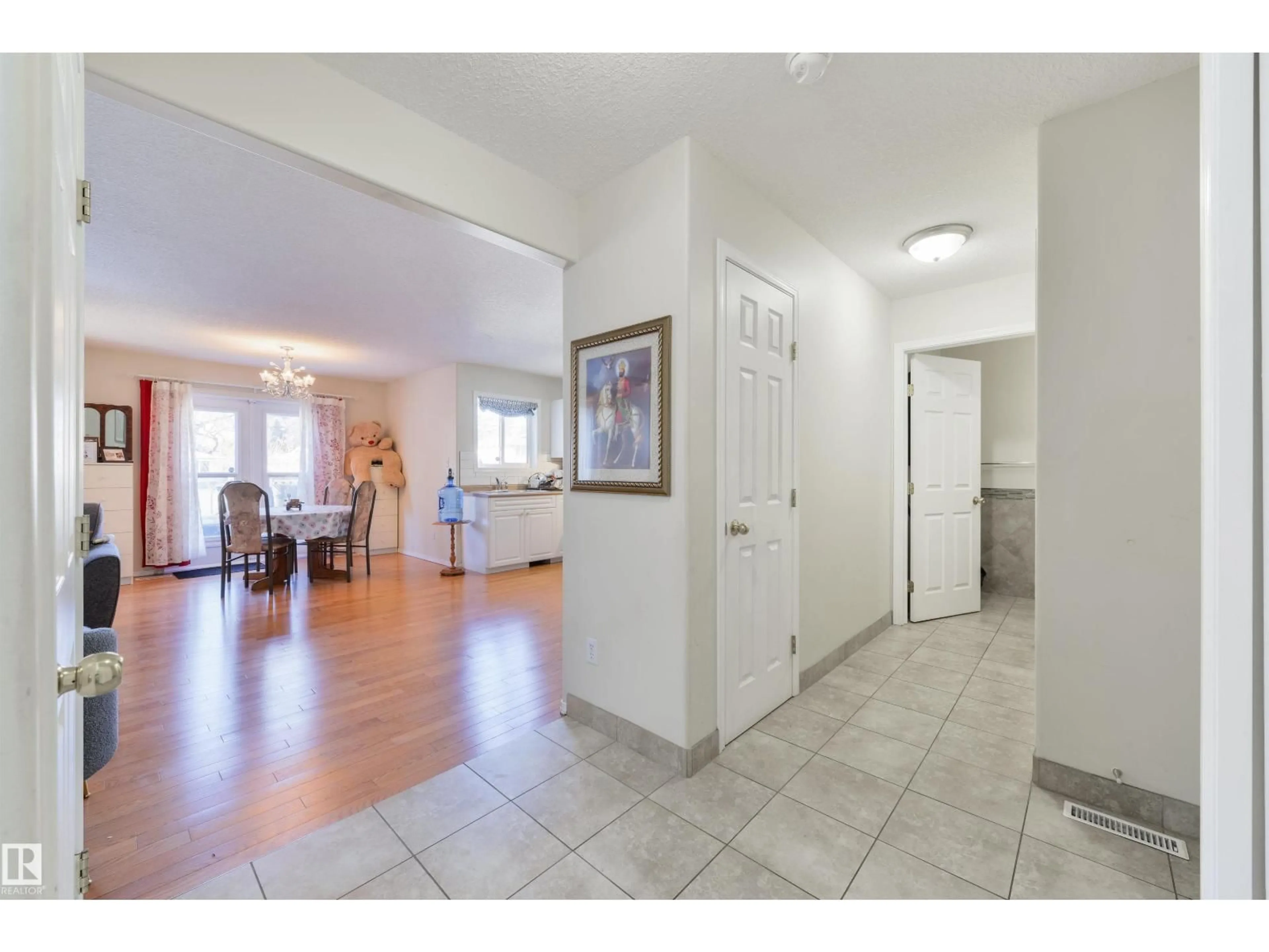 Indoor foyer for NW - 11522 128 ST, Edmonton Alberta T5M0X1