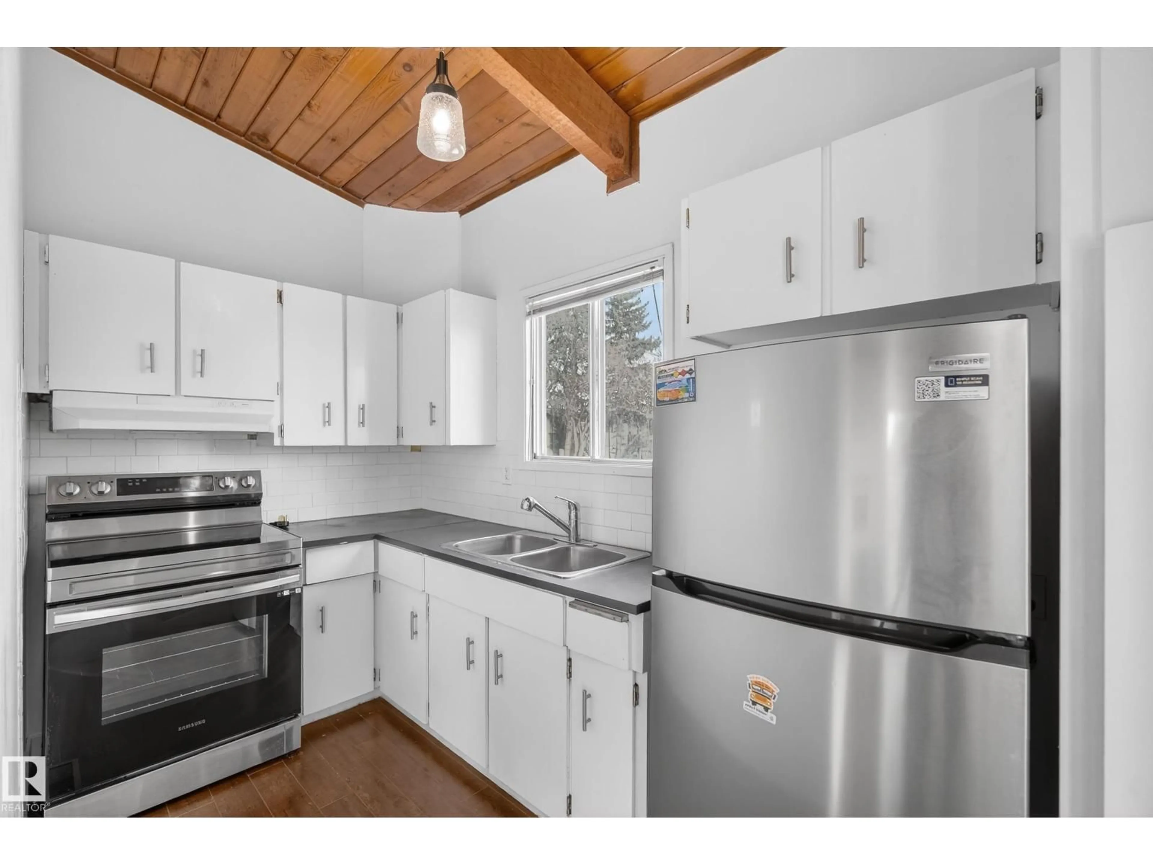 Standard kitchen, wood/laminate floor for 490 LEE RIDGE RD, Edmonton Alberta T6K2K3
