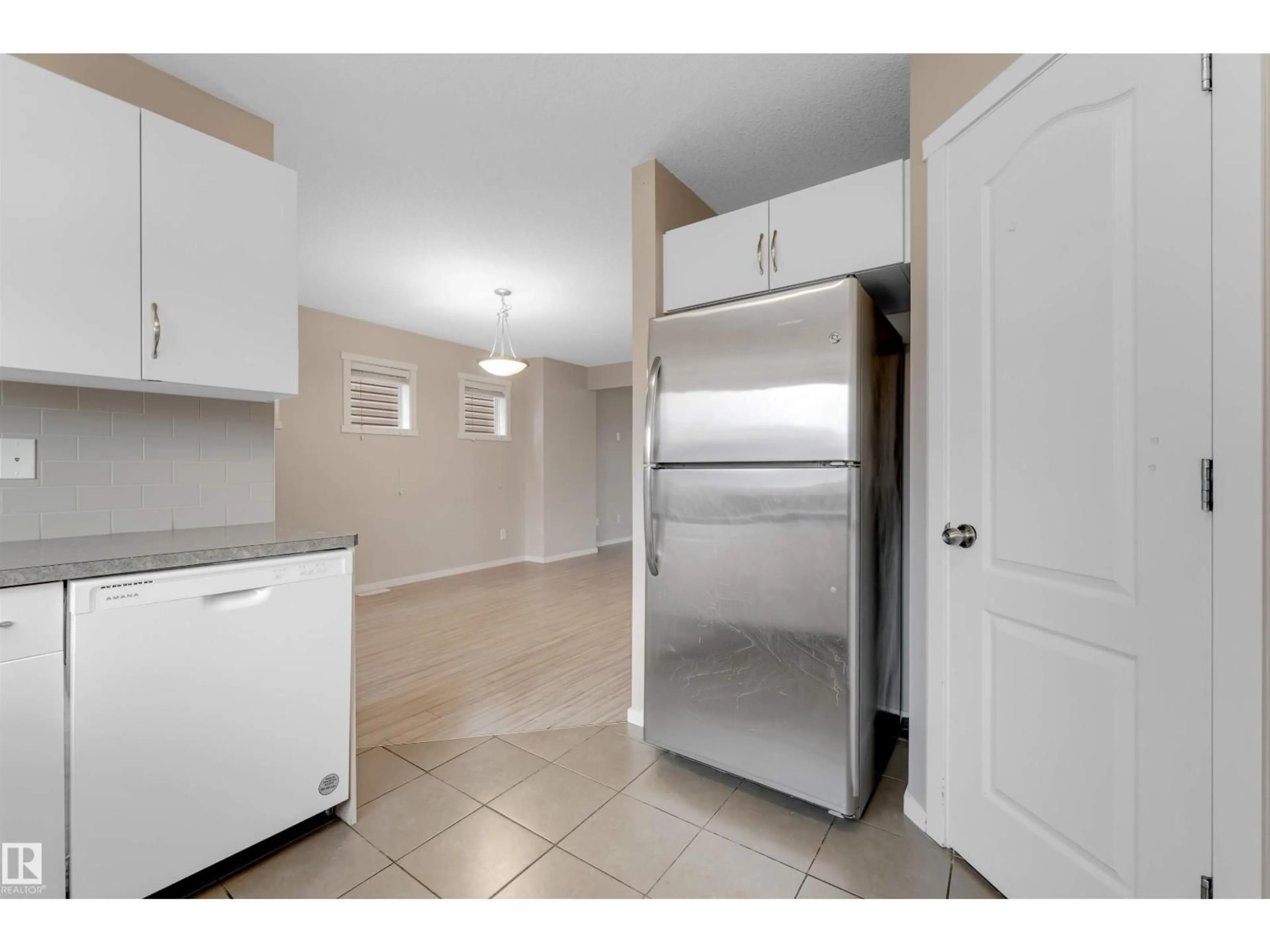 Standard kitchen, ceramic/tile floor for 610 TAMARACK RD, Edmonton Alberta T6T0M8