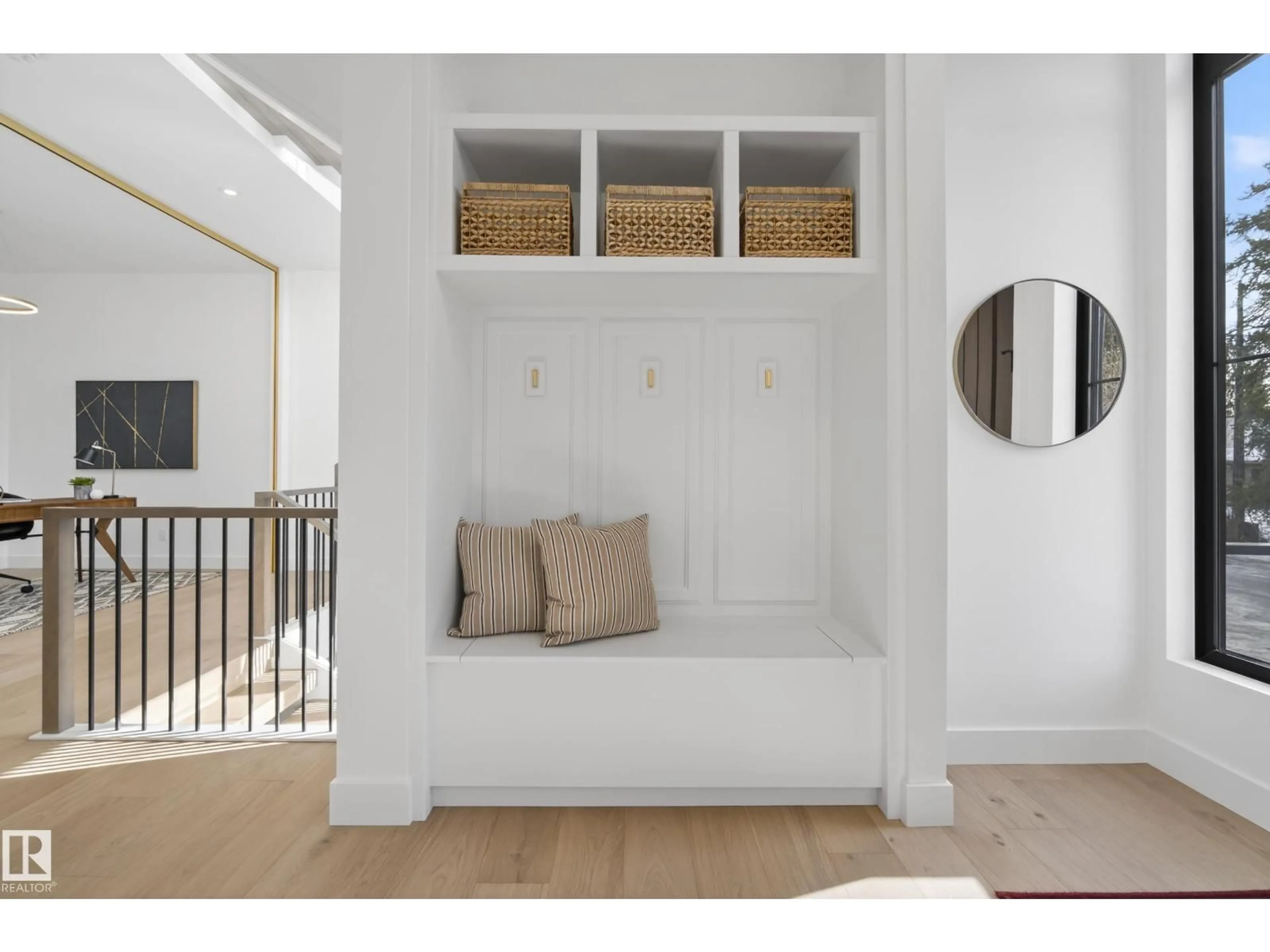 Indoor entryway for 14320 MACKENZIE DR, Edmonton Alberta T5R5V7