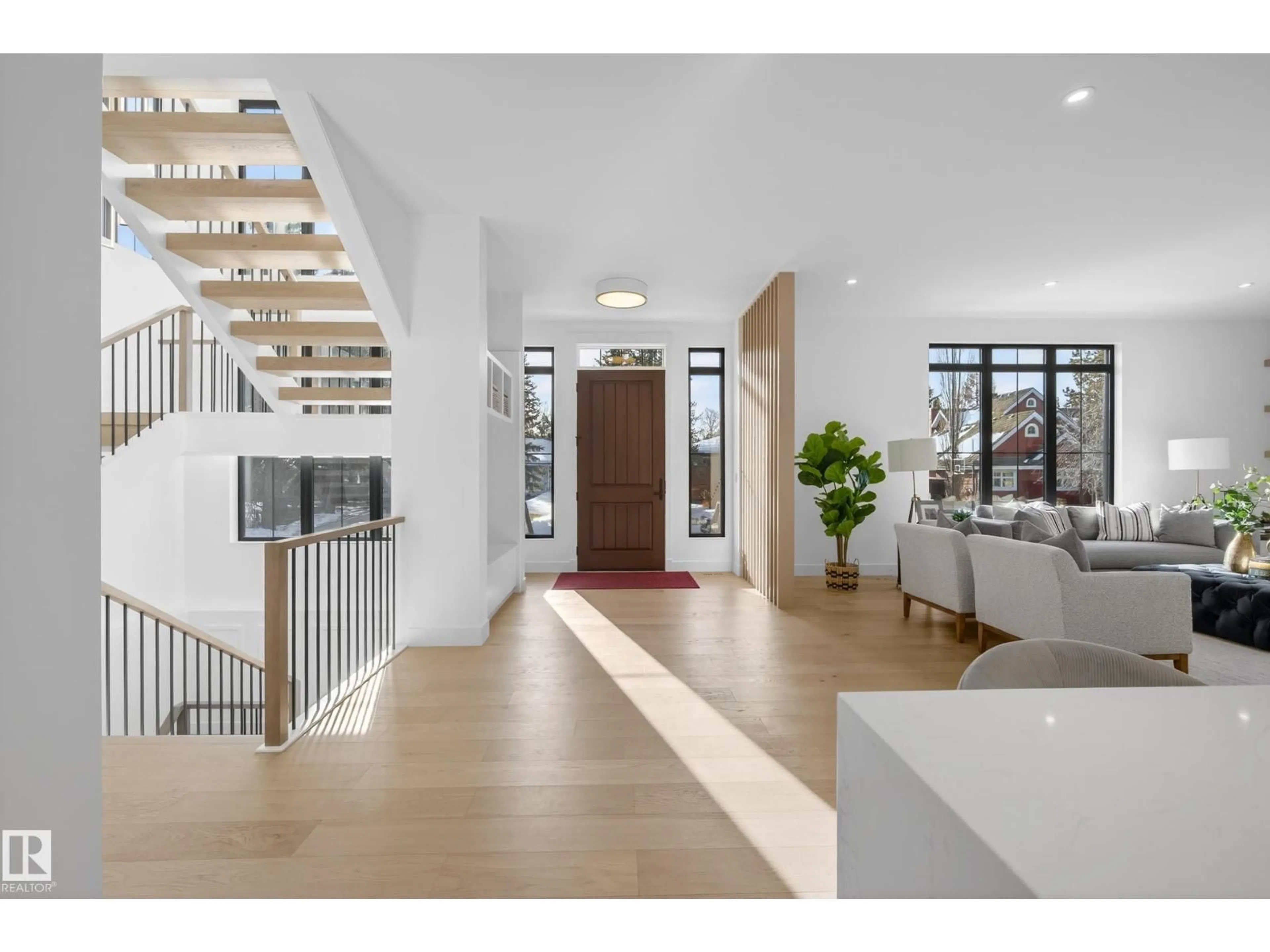 Indoor foyer for 14320 MACKENZIE DR, Edmonton Alberta T5R5V7