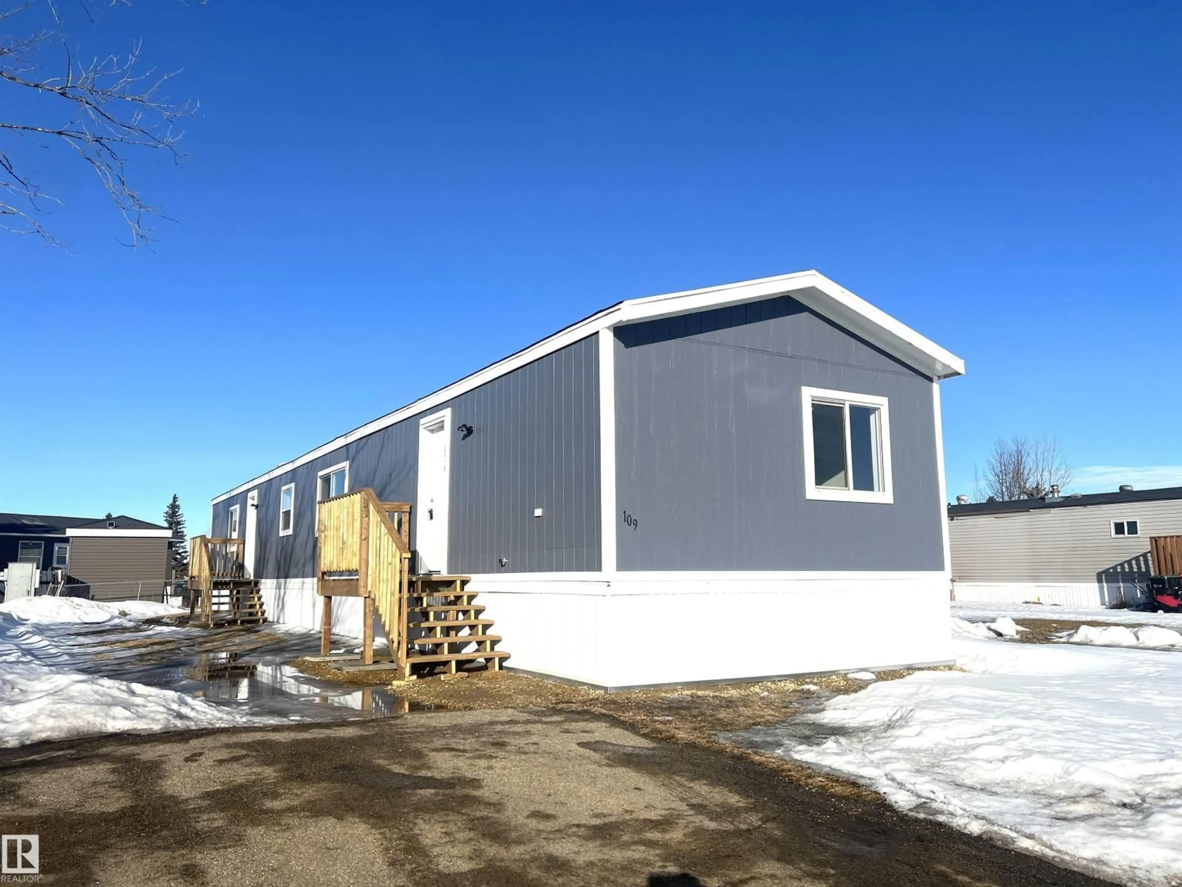 Home with vinyl exterior material, building for 109 - 4819 51 AV, Millet Alberta T0C1Z0
