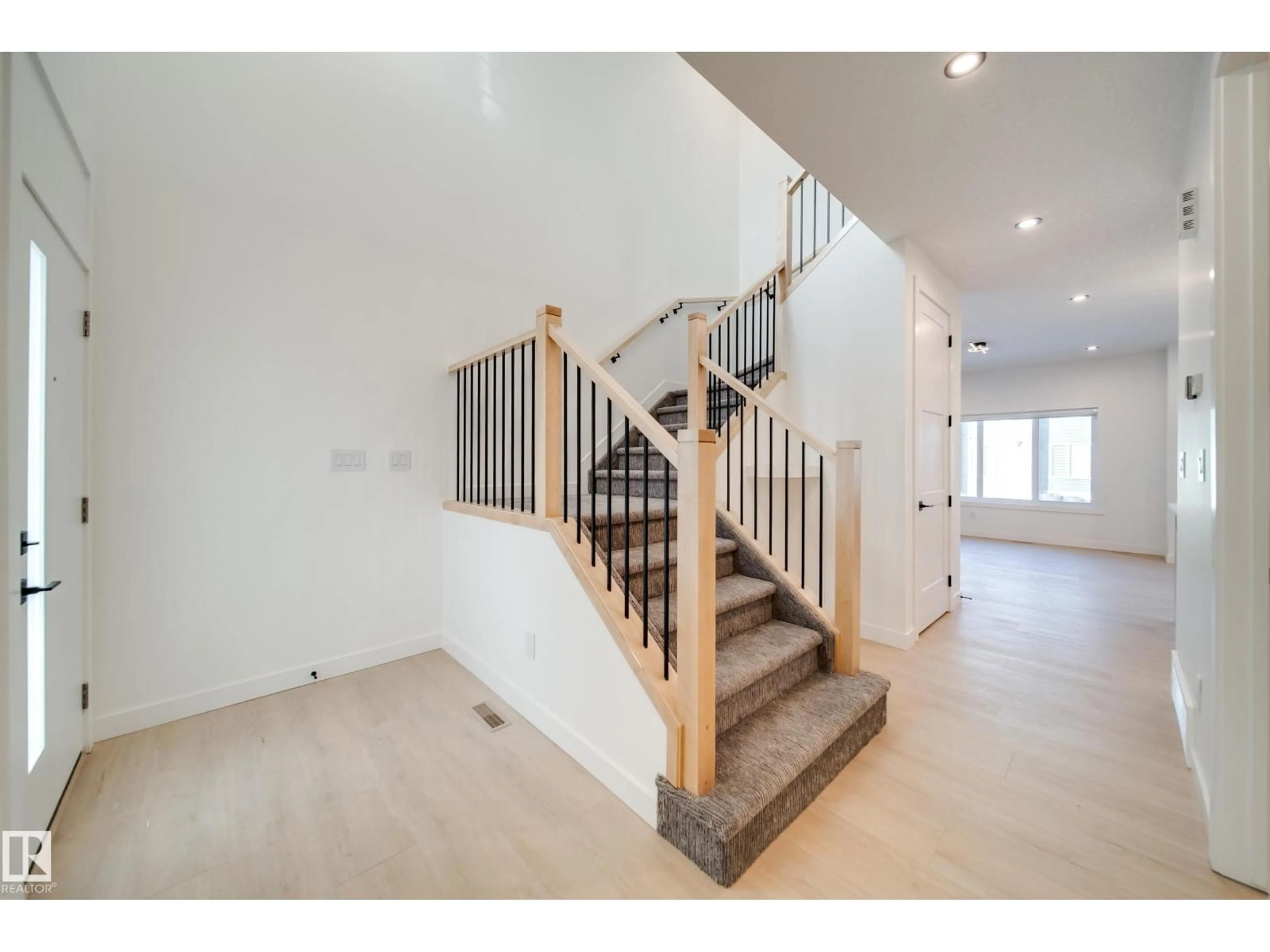 Indoor foyer for 24 BLACKBIRD BN, Fort Saskatchewan Alberta T8L0G6