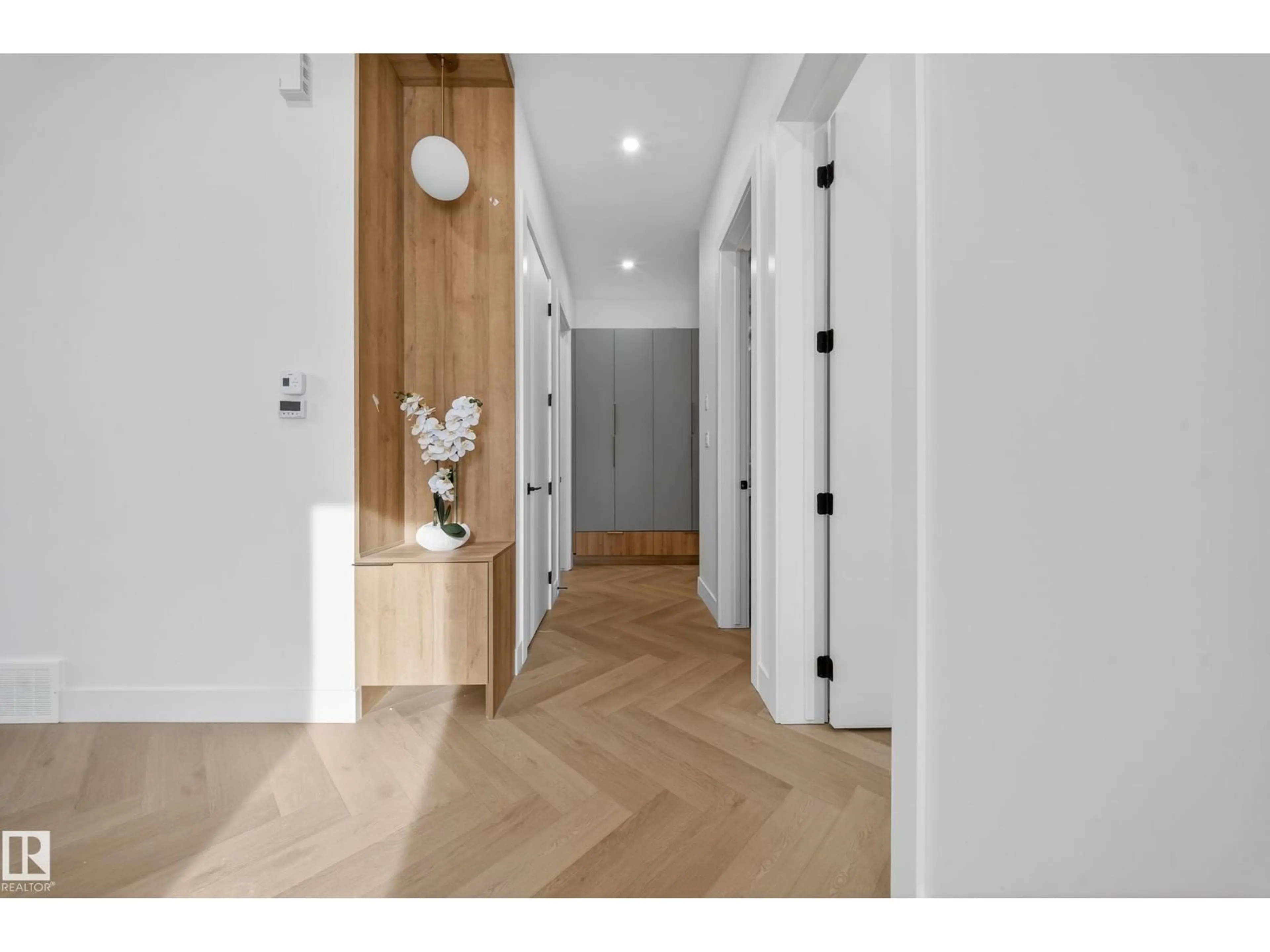 Indoor entryway for 132 29 ST, Edmonton Alberta T6X3E2