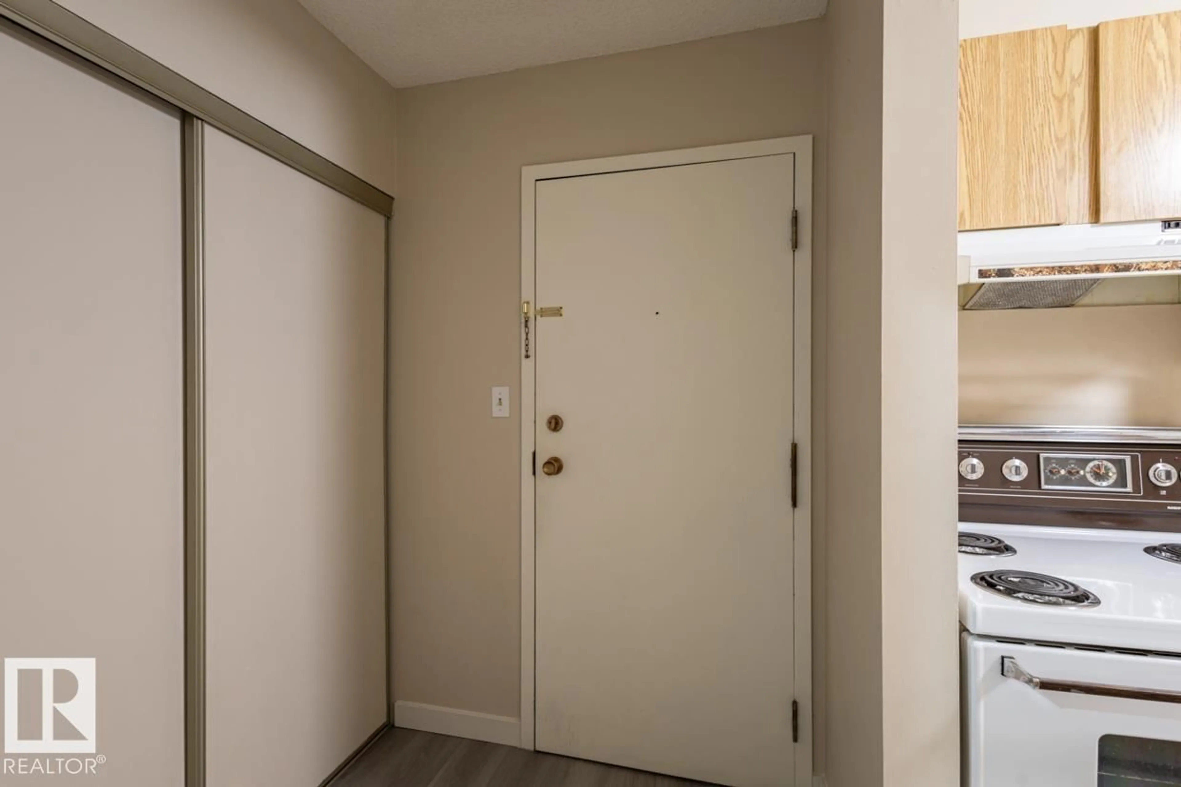 Indoor entryway for #311 - 1624 48 ST, Edmonton Alberta T6L5P1