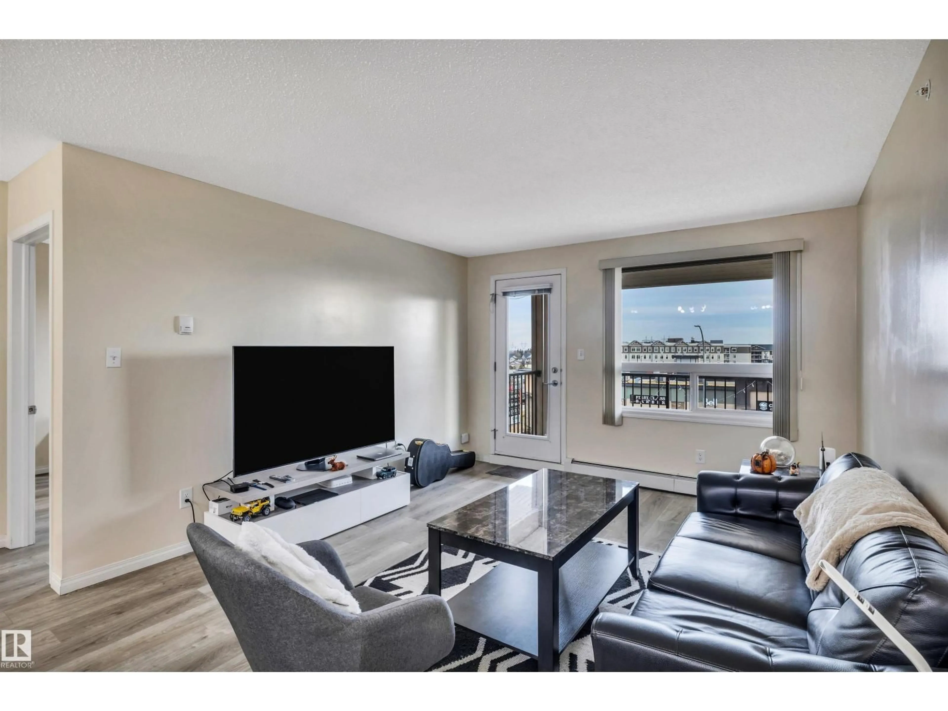 Living room with furniture, unknown for 7343 SOUTH TERWILLEGAR DR, Edmonton Alberta T6R0M2