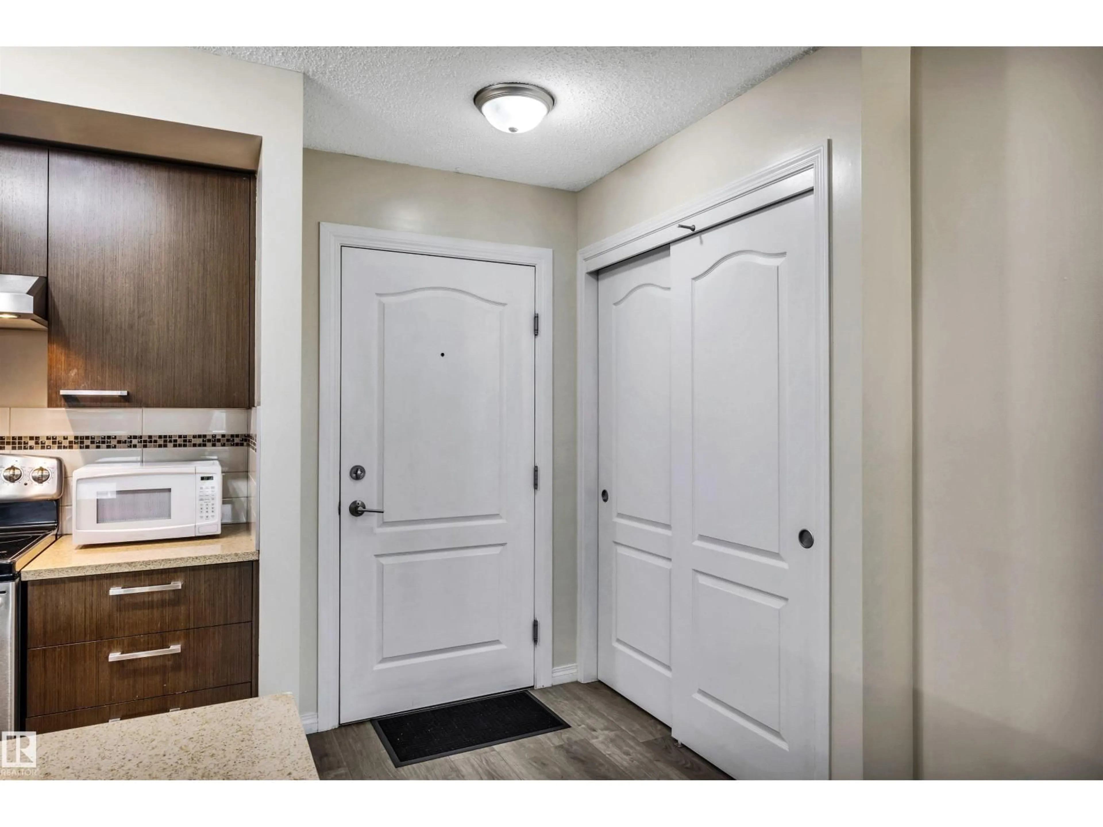 Indoor entryway for 7343 SOUTH TERWILLEGAR DR, Edmonton Alberta T6R0M2