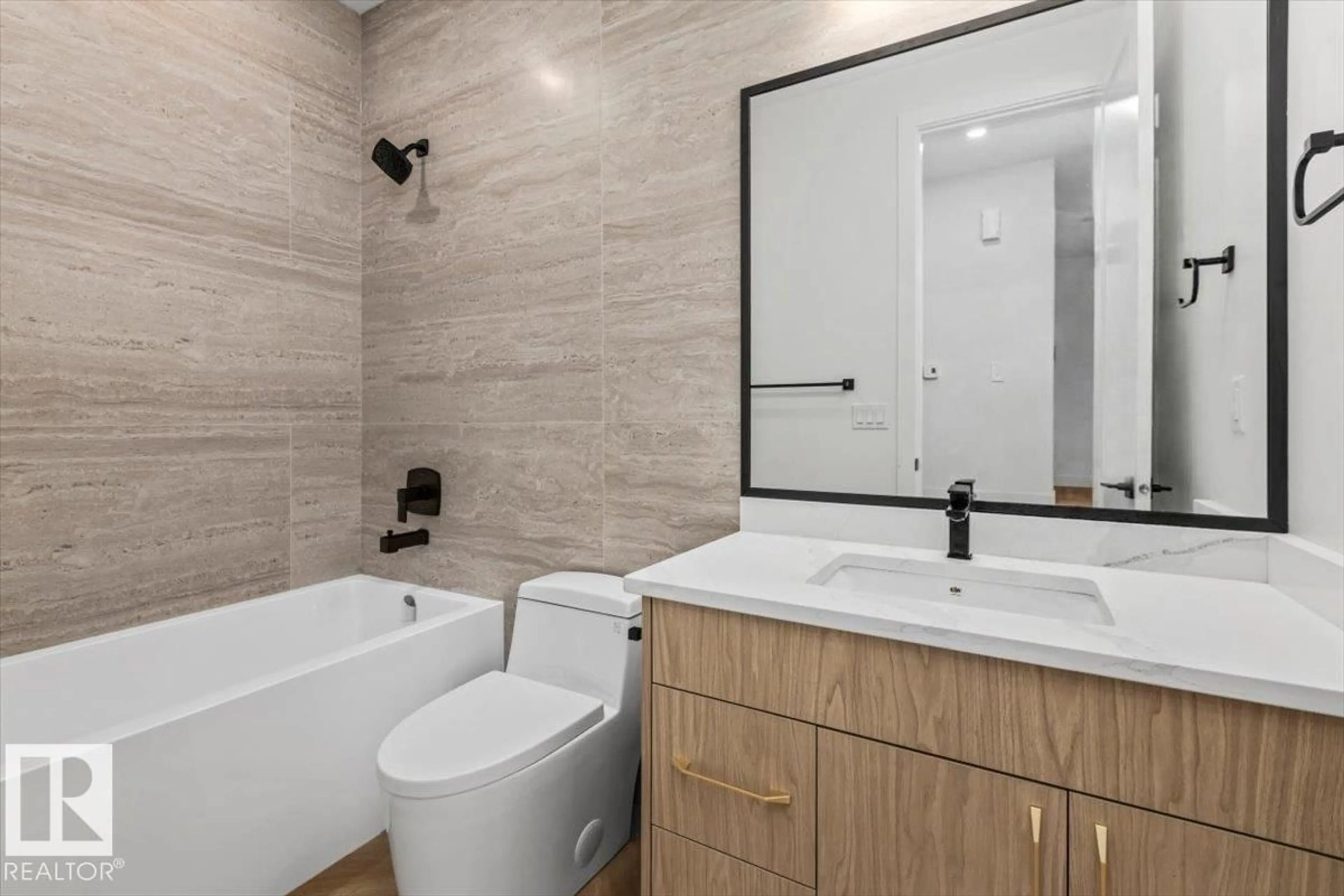 Standard bathroom, ceramic/tile floor for 18 OWL RIDGE CL, Fort Saskatchewan Alberta T8L0P6