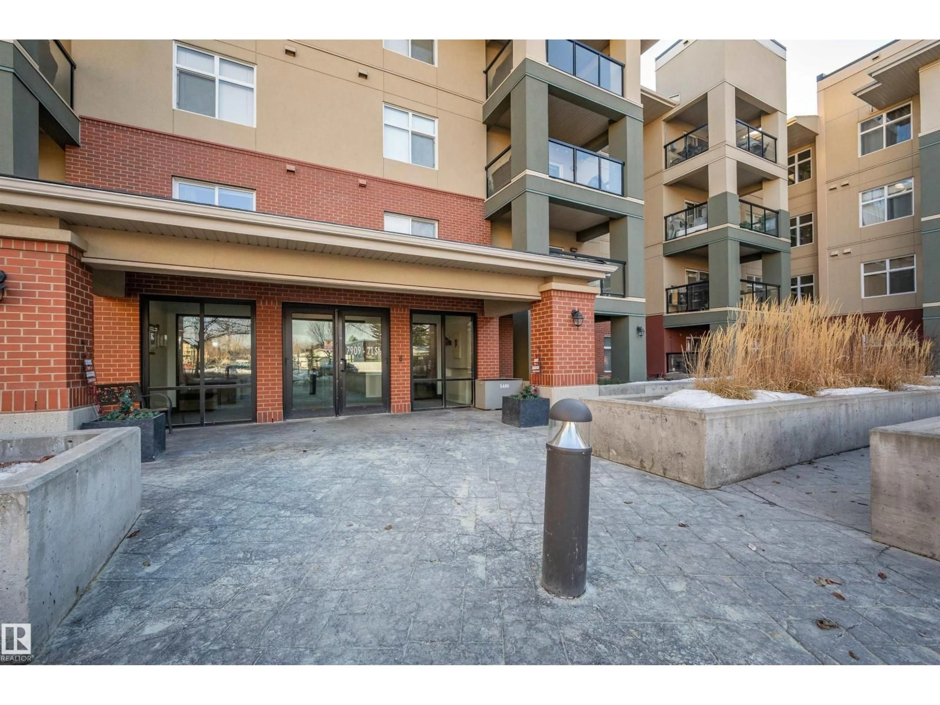 Patio, street for #422 - 7909 71 ST, Edmonton Alberta T6B3P5