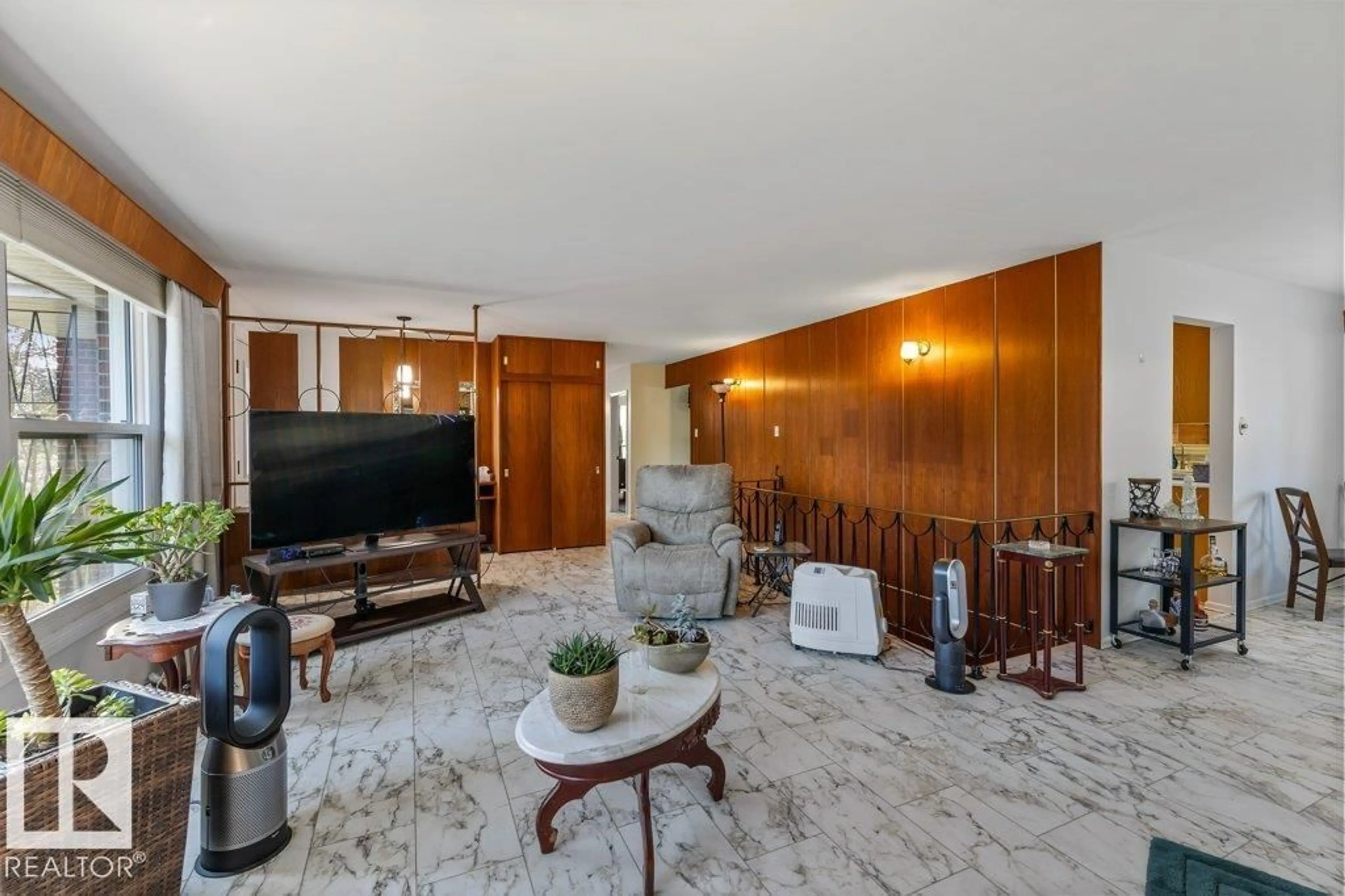 Lobby for 13708 BUENA VISTA RD, Edmonton Alberta T5R5R6