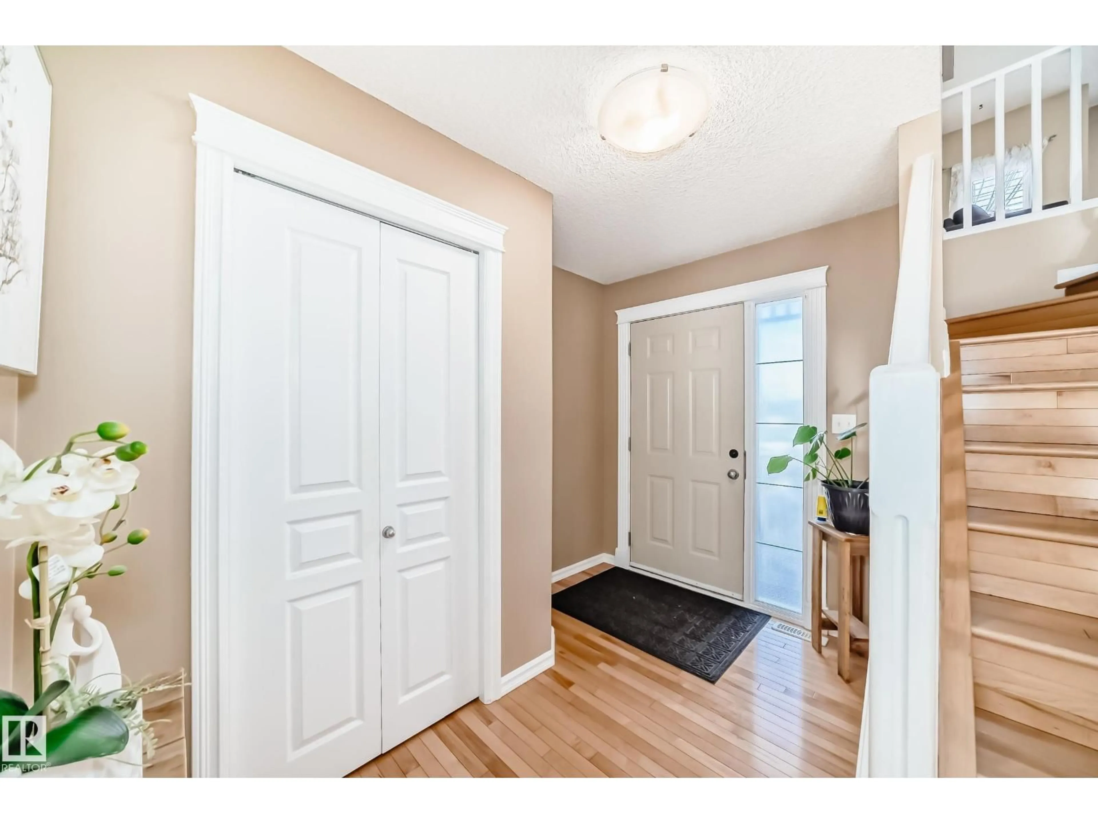 Indoor entryway for 55 CHESTERMERE RD, Sherwood Park Alberta T8H2S2