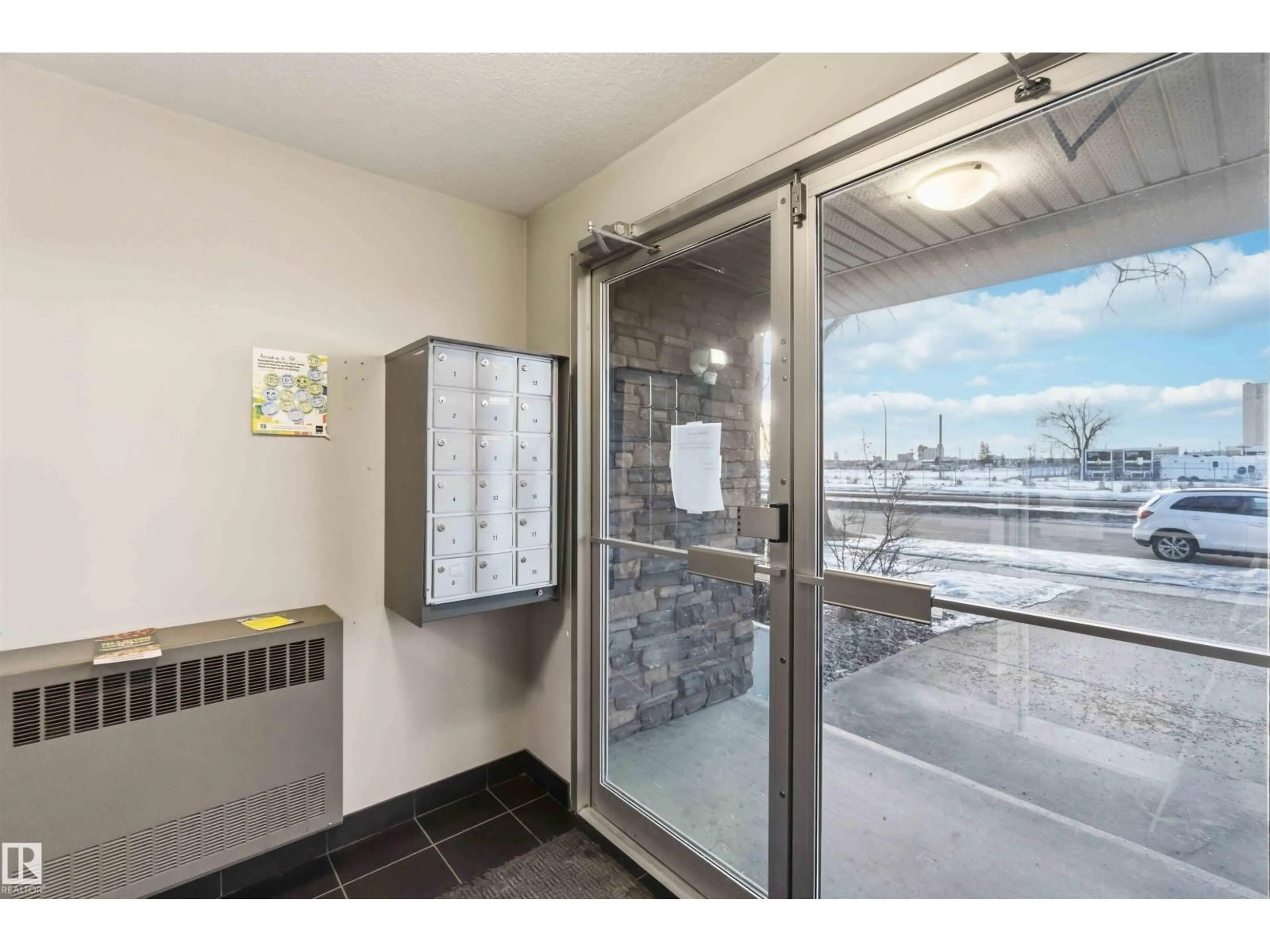 Indoor foyer for #104 - 11935 106 ST, Edmonton Alberta T5G2R4