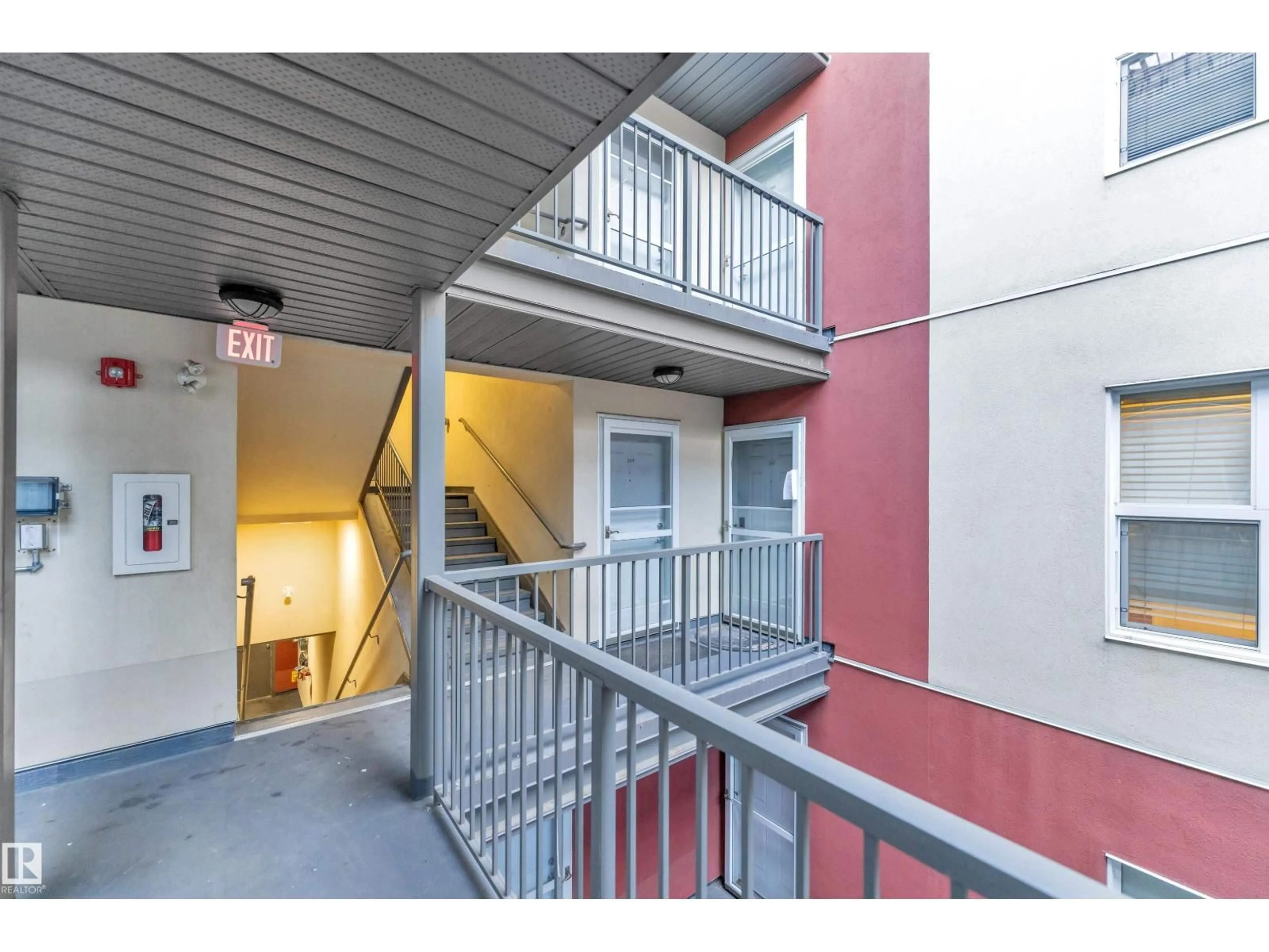 Indoor foyer for #210 - 10118 106 AV, Edmonton Alberta T5H0B8