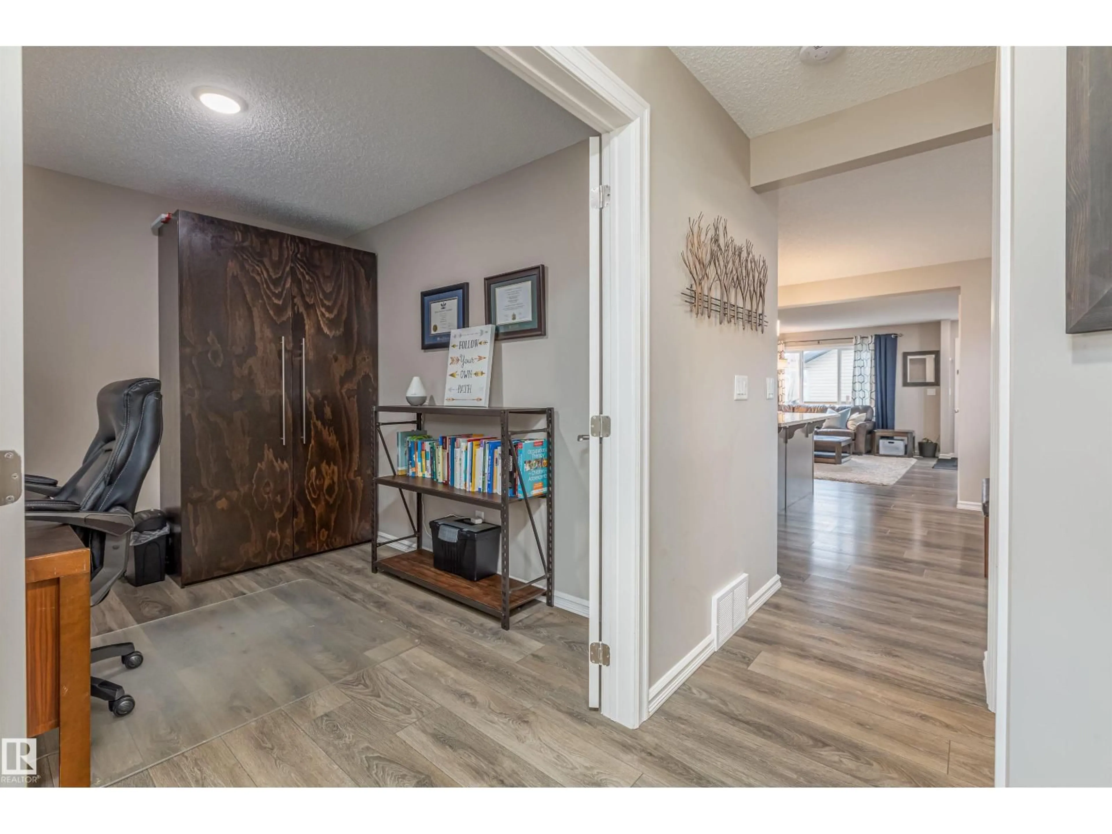 Indoor entryway for 816 35 AV, Edmonton Alberta T6T1A3