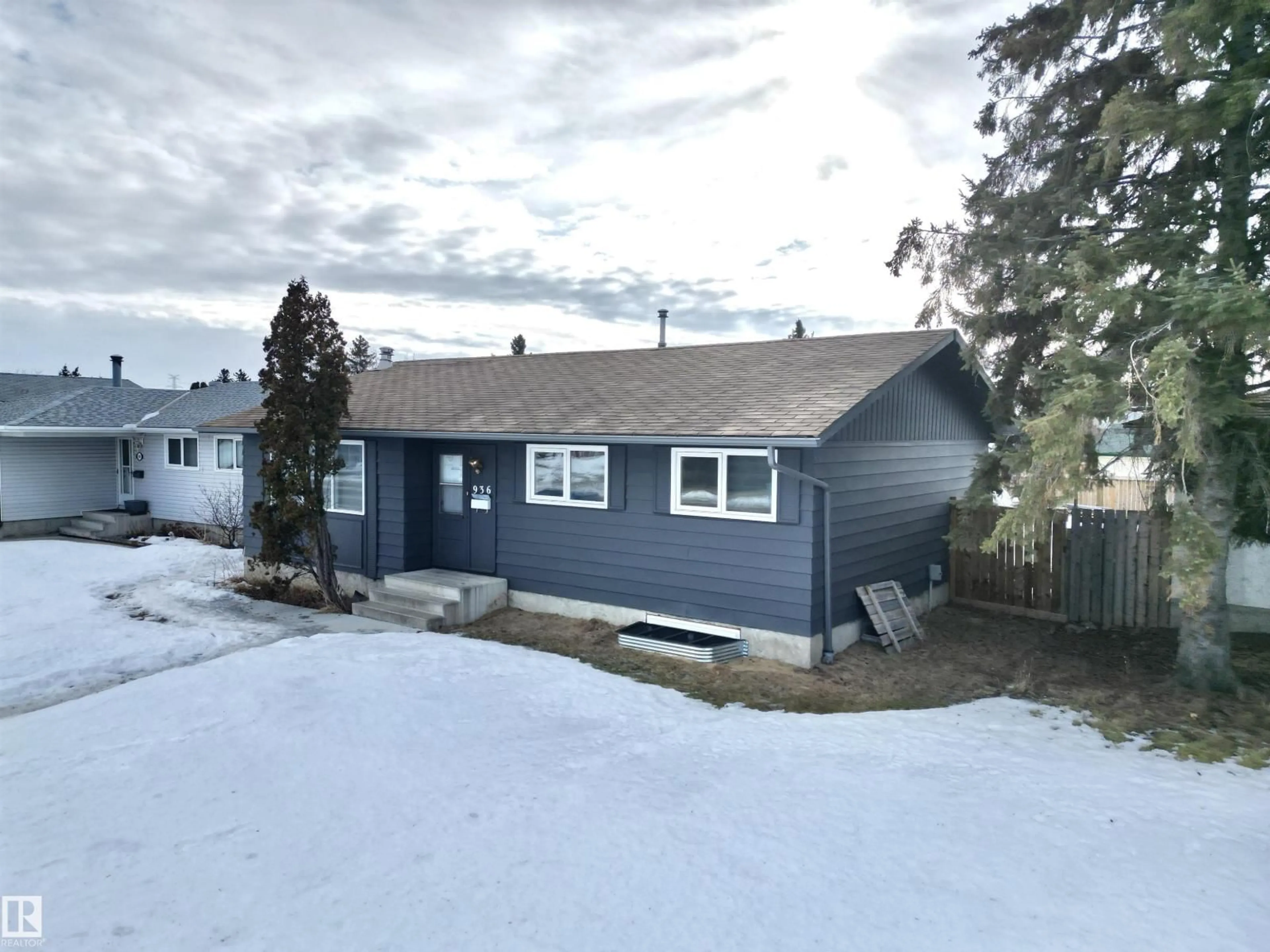 A pic from outside/outdoor area/front of a property/back of a property/a pic from drone, street for NW - 936 KNOTTWOOD RD S, Edmonton Alberta T6K3C2