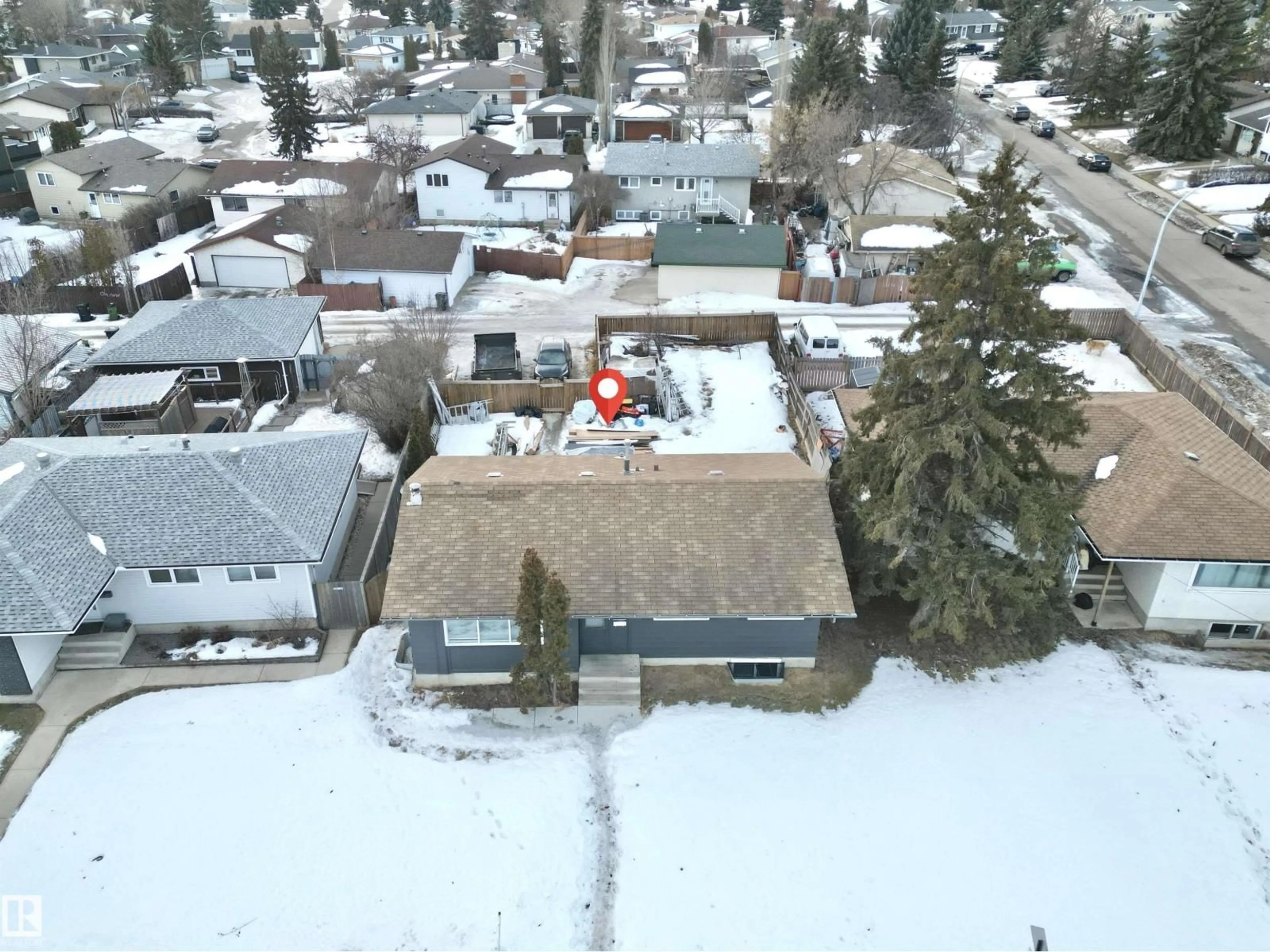 A pic from outside/outdoor area/front of a property/back of a property/a pic from drone, street for NW - 936 KNOTTWOOD RD S, Edmonton Alberta T6K3C2