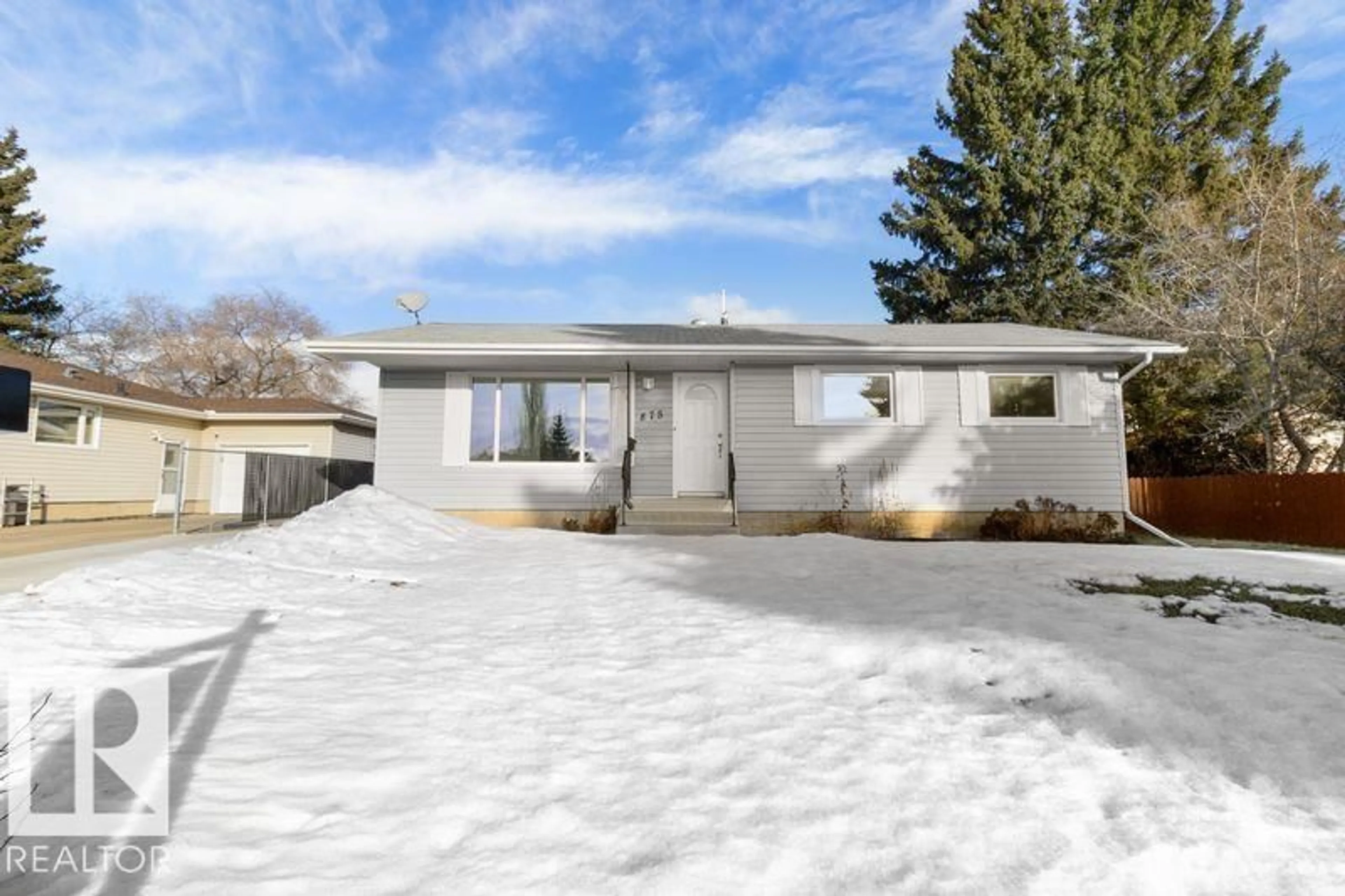 Home with vinyl exterior material, street for 875 JUNIPER AV, Sherwood Park Alberta T8A2C8