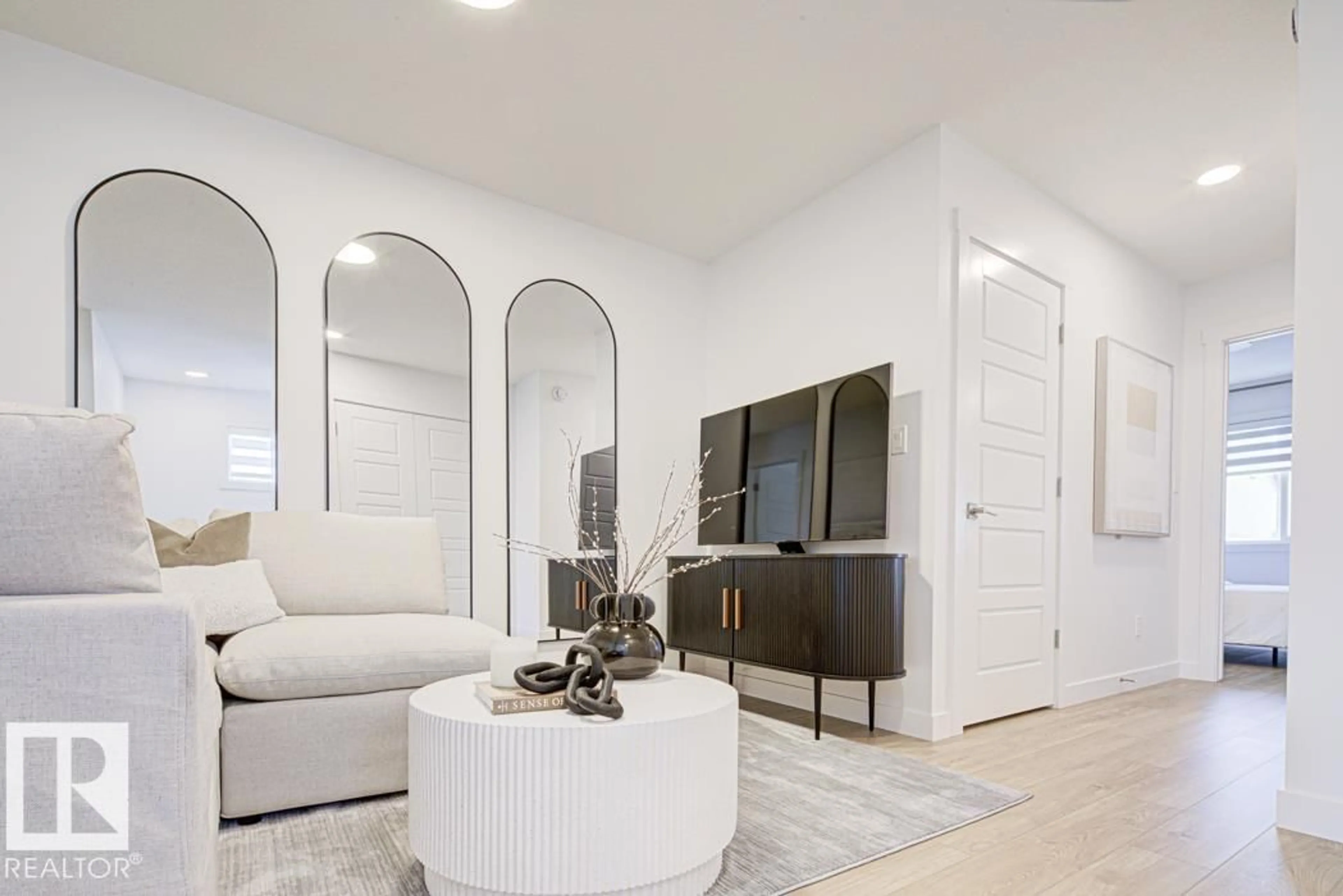 Indoor entryway for 20707 43 AV, Edmonton Alberta T6M3E3