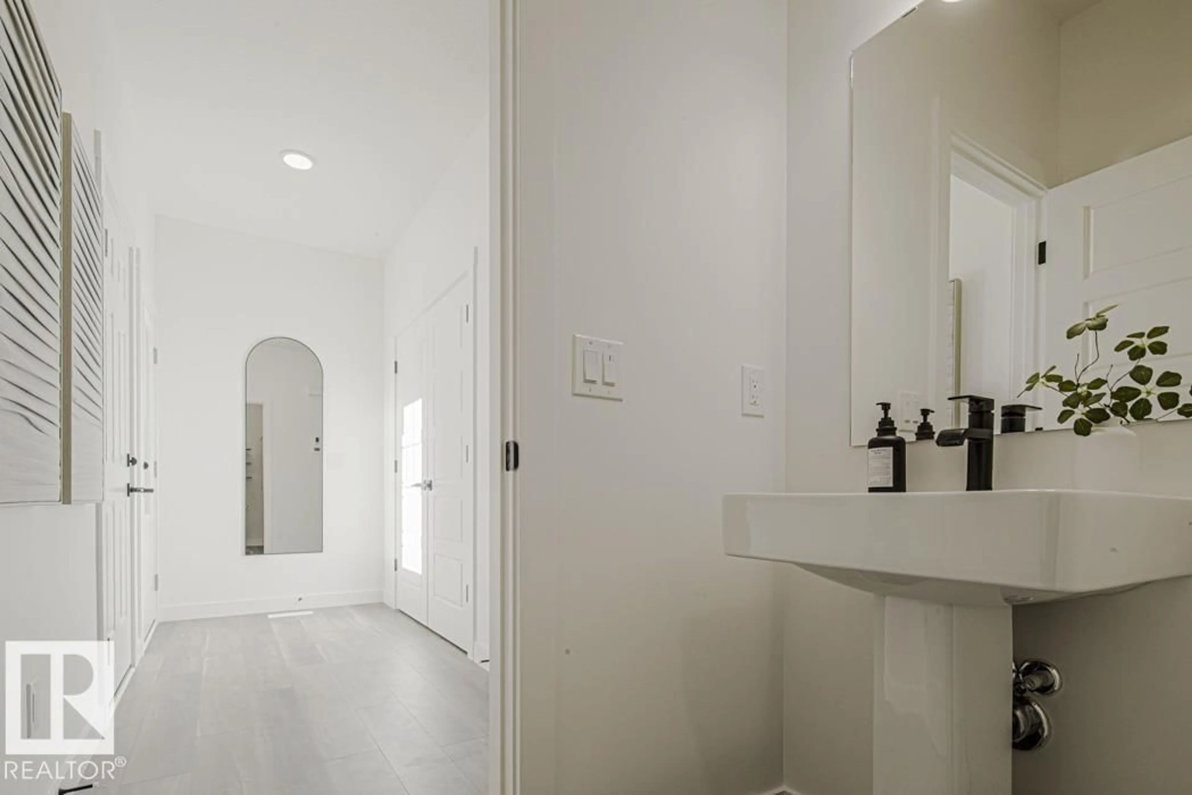 Unknown for 926 18 AV, Edmonton Alberta T6T2X4