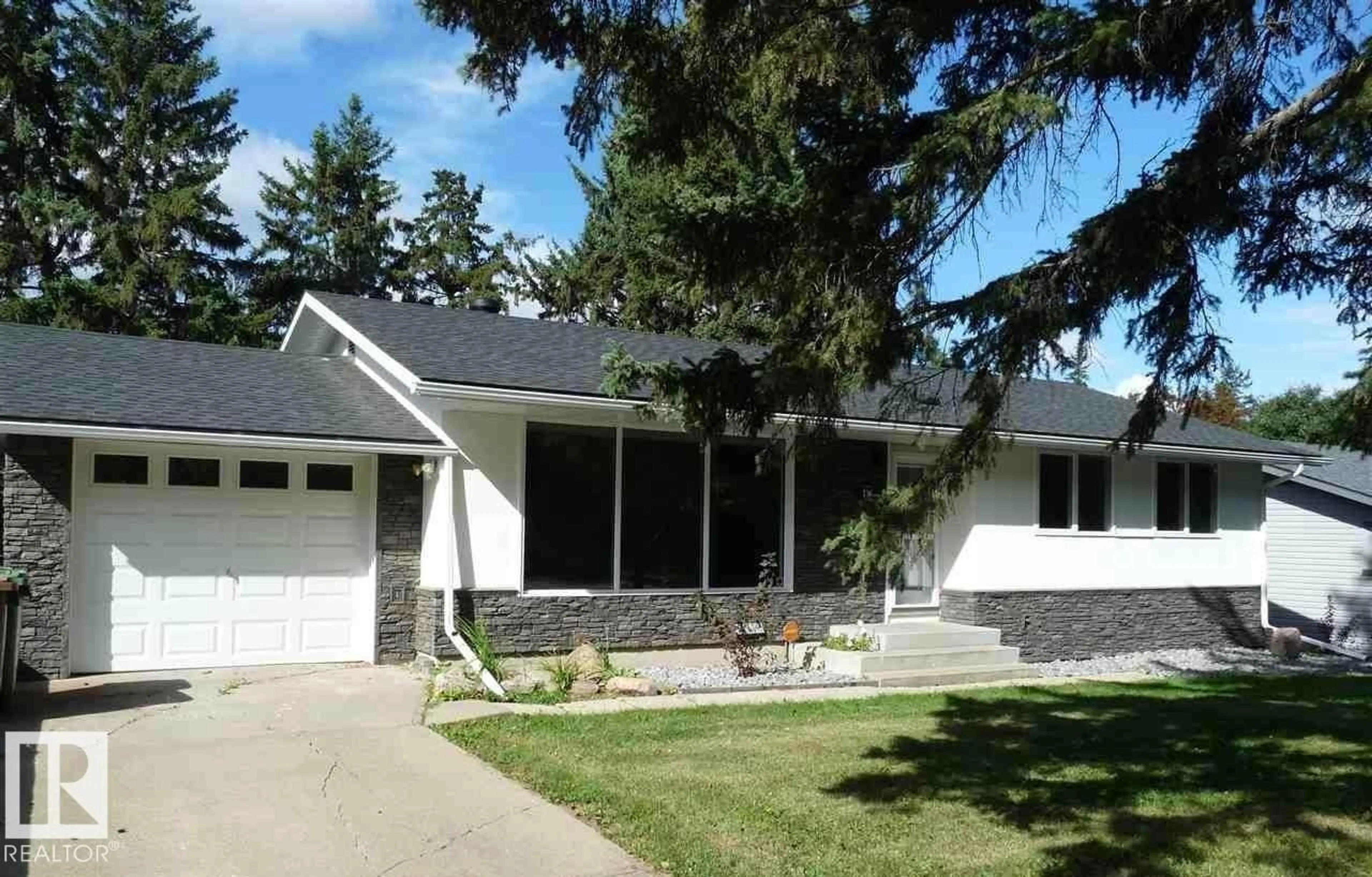 Home with vinyl exterior material, street for 136 GARDEN RD, St. Albert Alberta T8N1N9