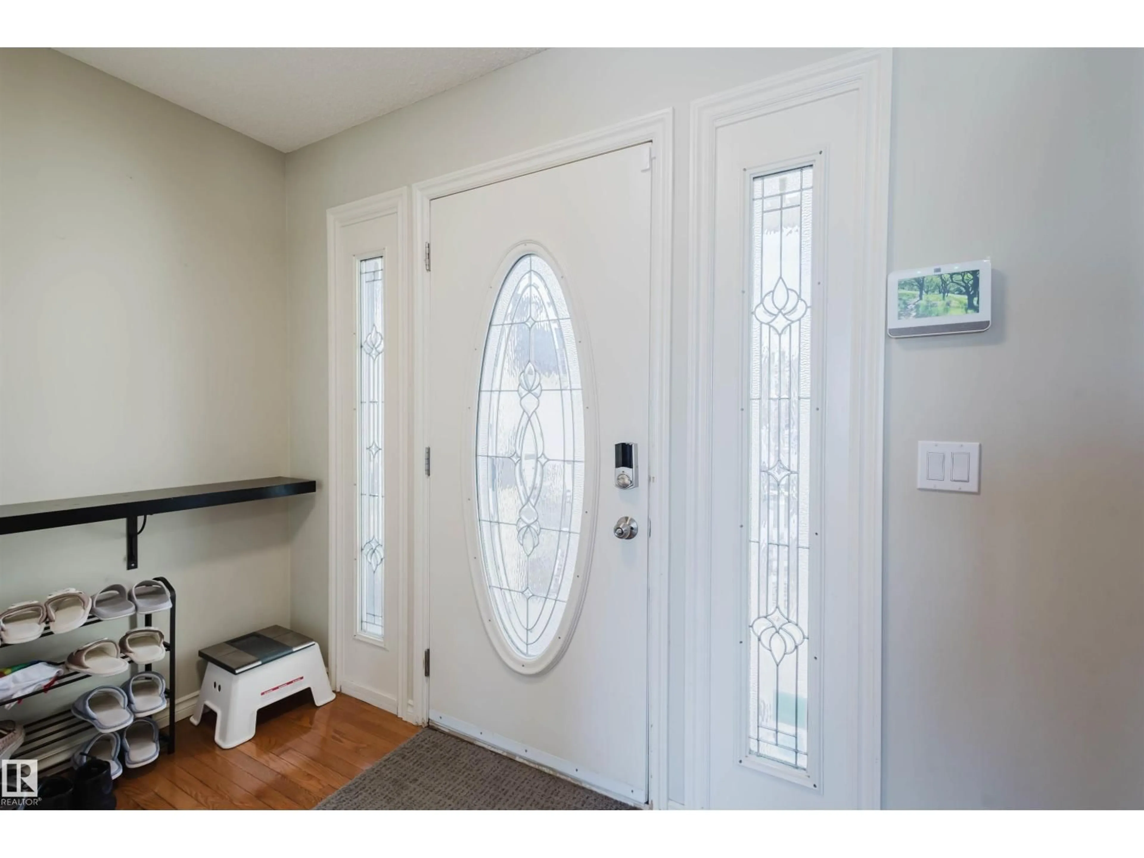 Indoor entryway for 3534 MCLEAN CR, Edmonton Alberta T6W1M3