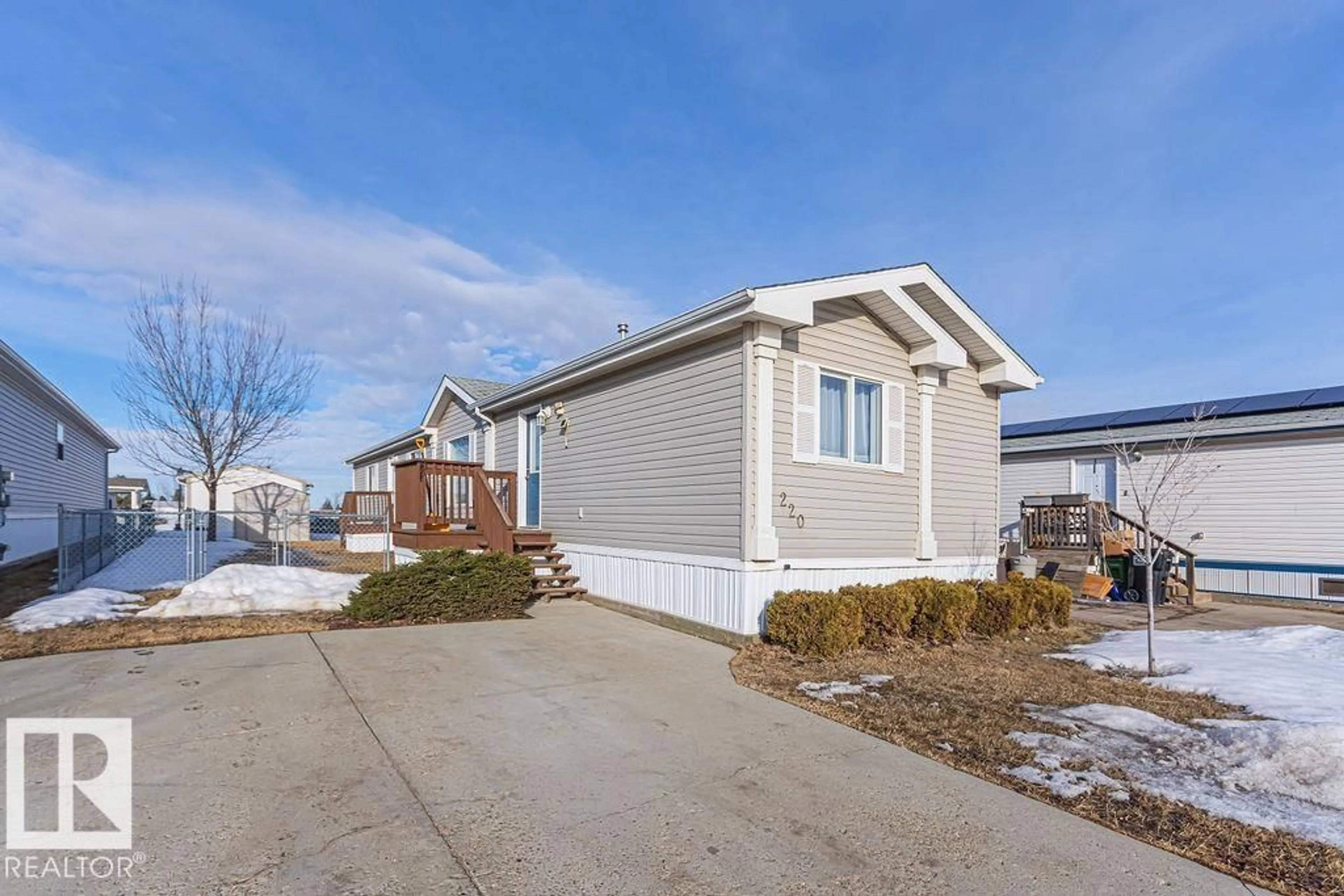 Home with vinyl exterior material, street for 220 OAK WOOD DR, Edmonton Alberta T6P0A3