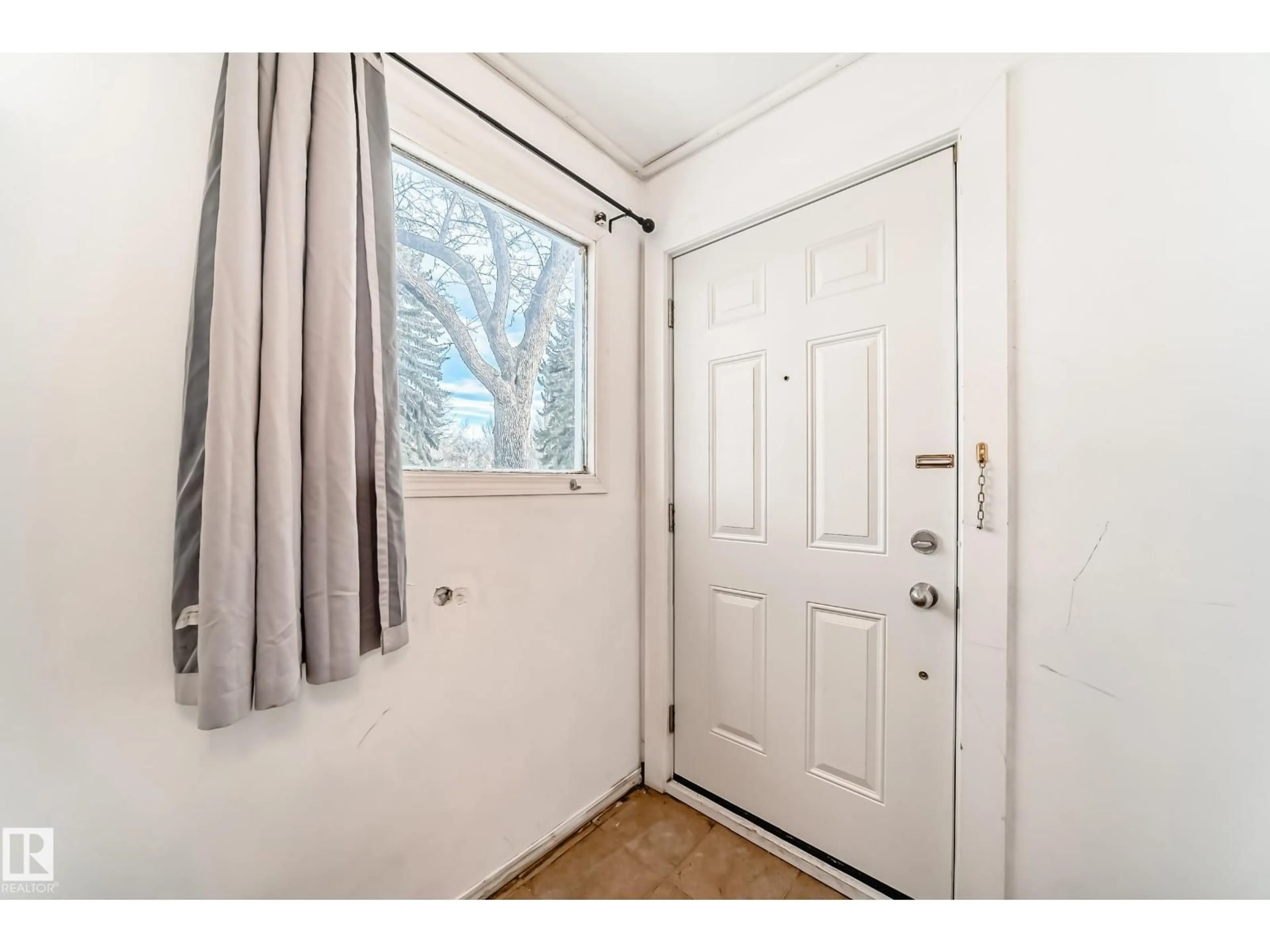 Indoor entryway for 10564 92 ST, Edmonton Alberta T5H1T9