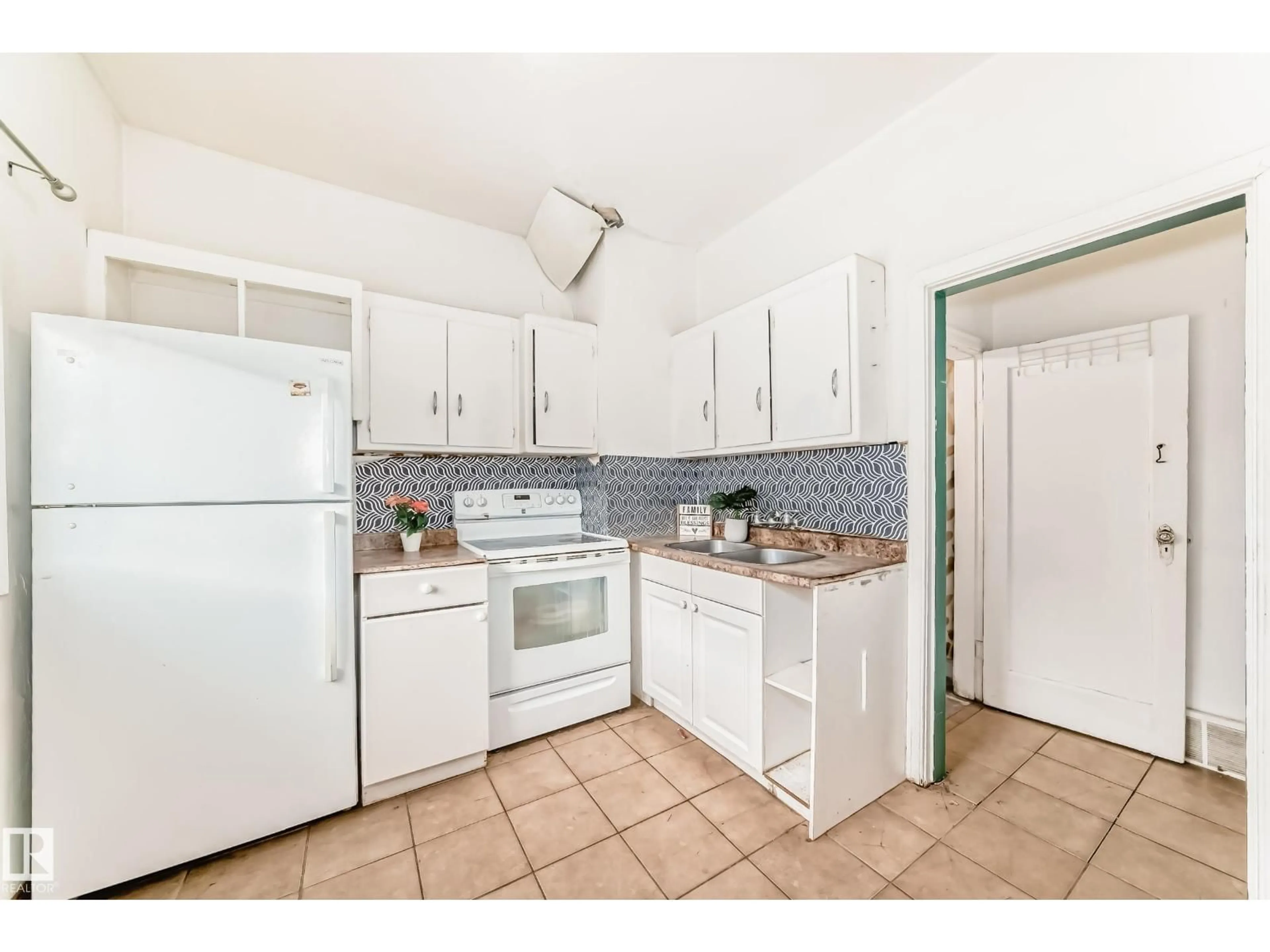 Standard kitchen, ceramic/tile floor for 10564 92 ST, Edmonton Alberta T5H1T9