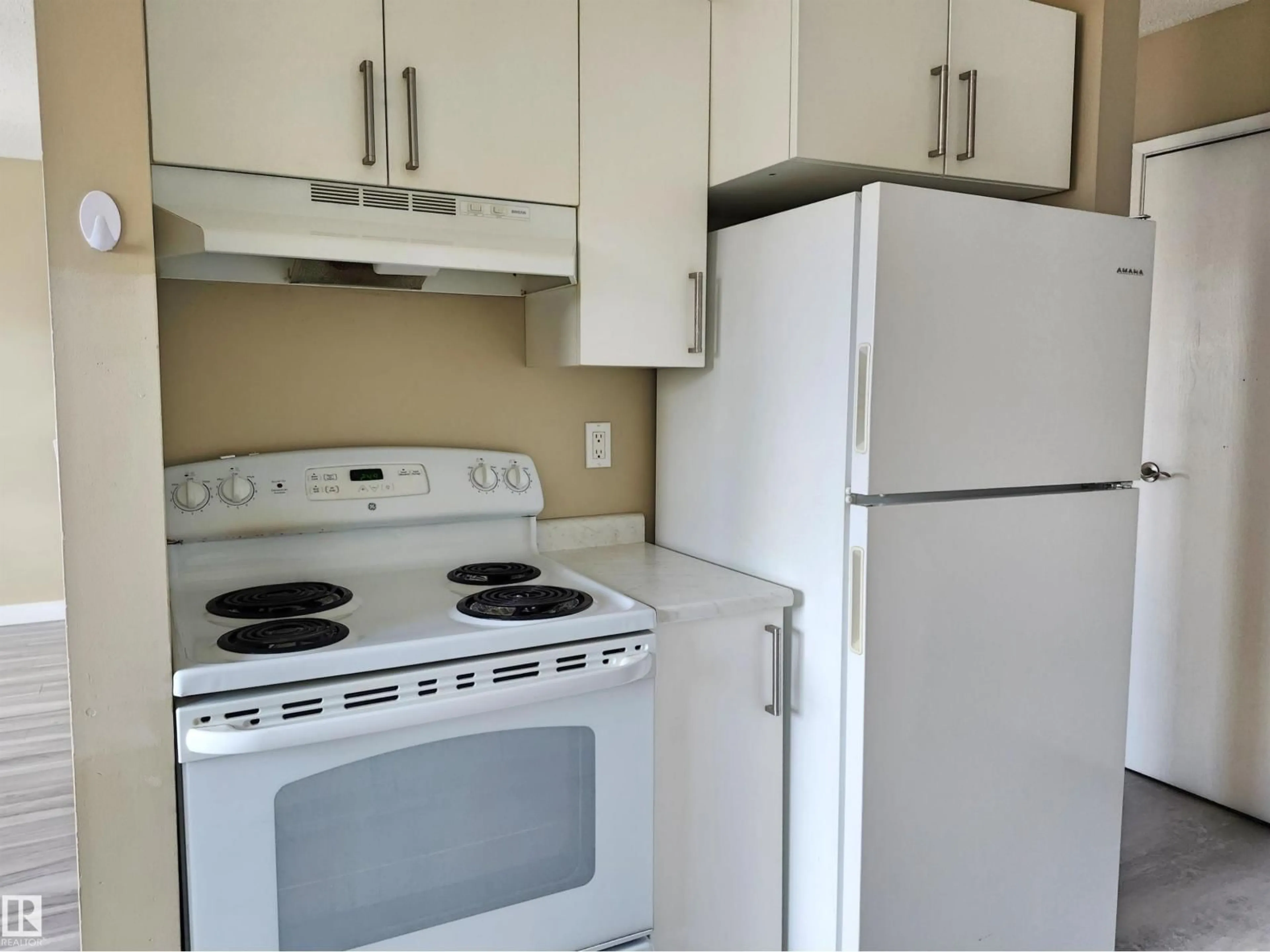 Standard kitchen, unknown for 913 8 ST, Cold Lake Alberta T9M1H7