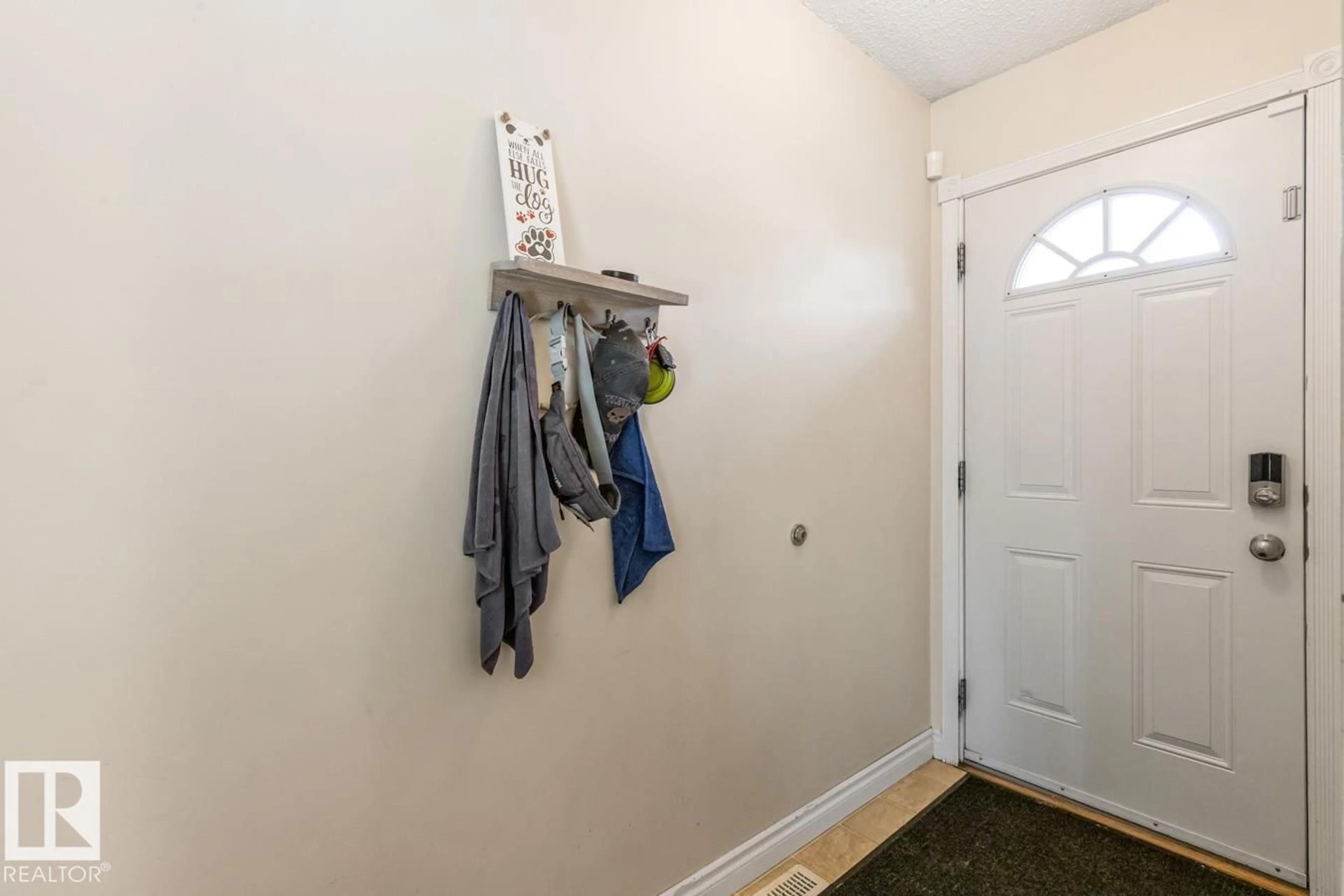 Indoor entryway for 1257 HOOKE RD, Edmonton Alberta T5A4A5