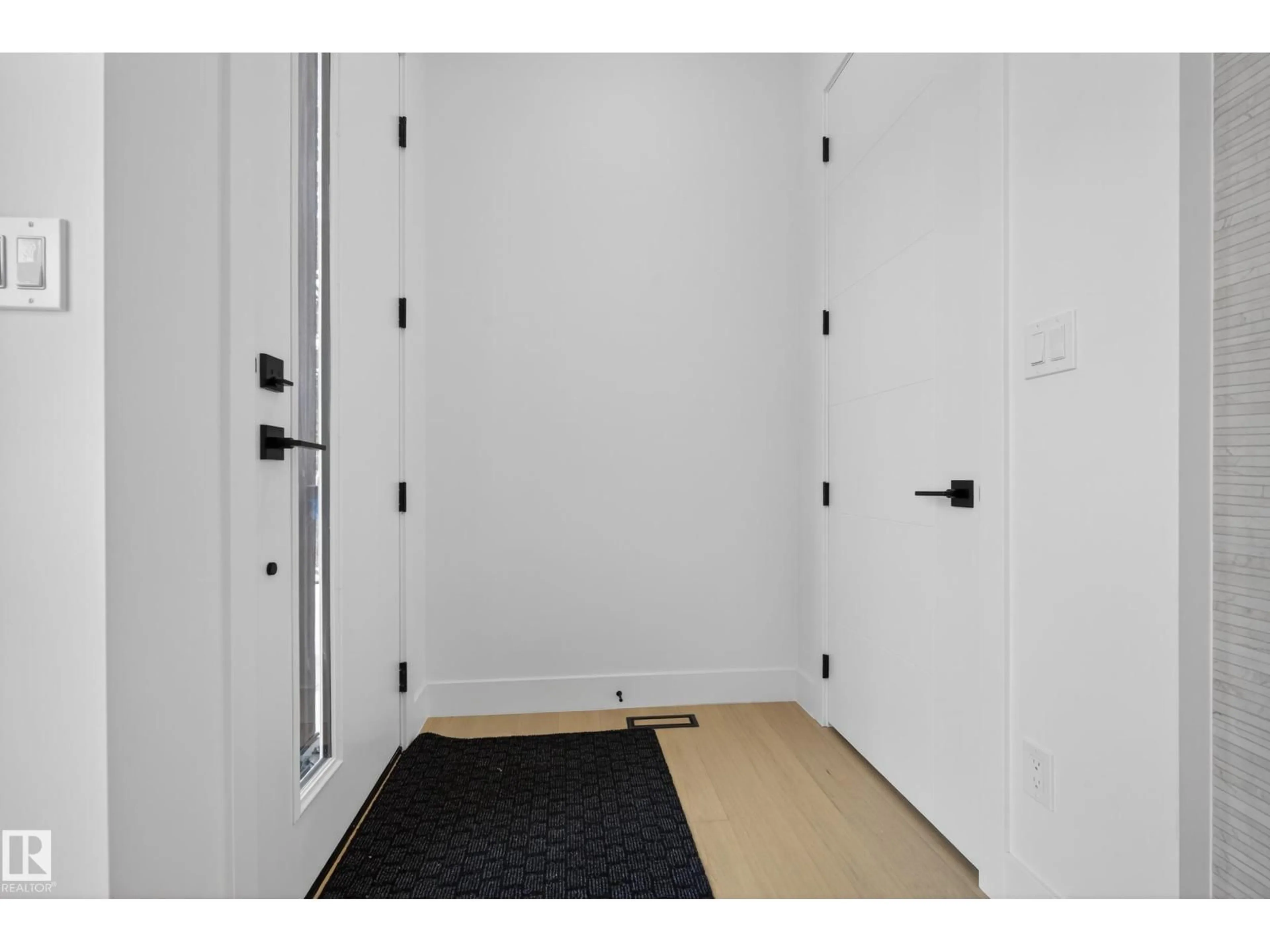 Indoor entryway for 11611 79 NW, Edmonton Alberta T6G0P8