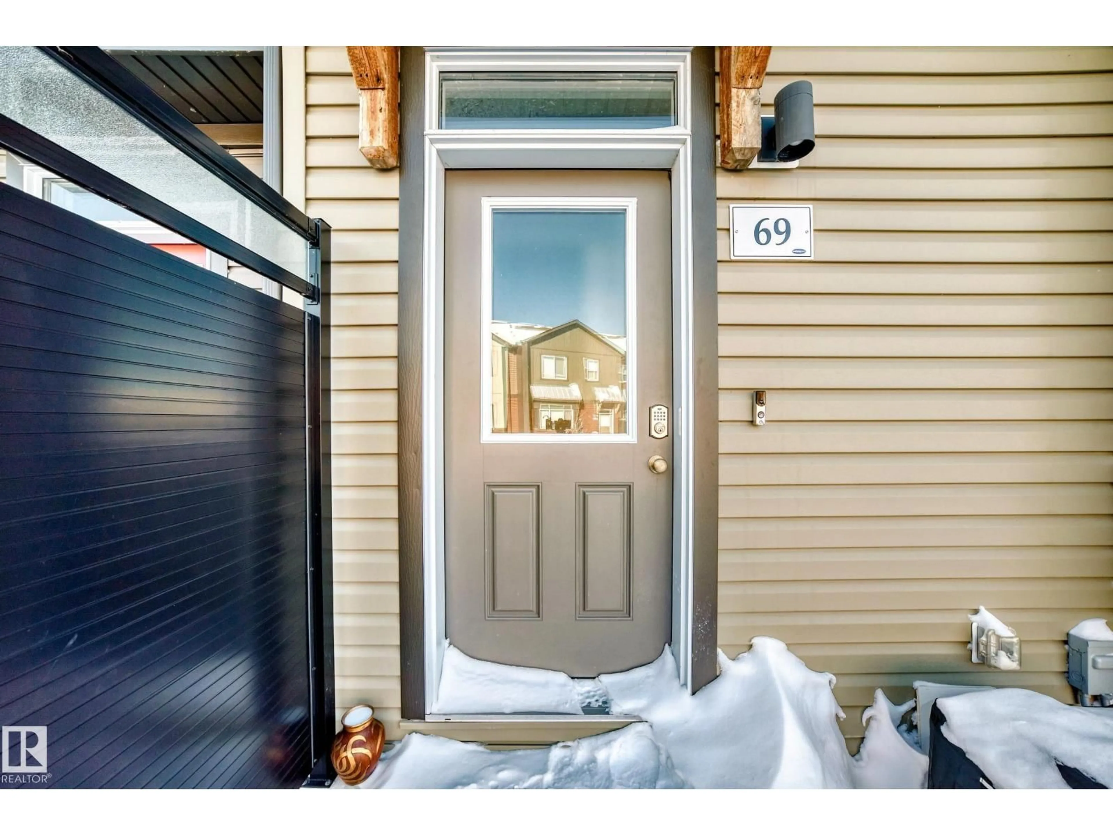 Indoor entryway for 69 16903 68 ST NW, Edmonton Alberta T5Z0R1