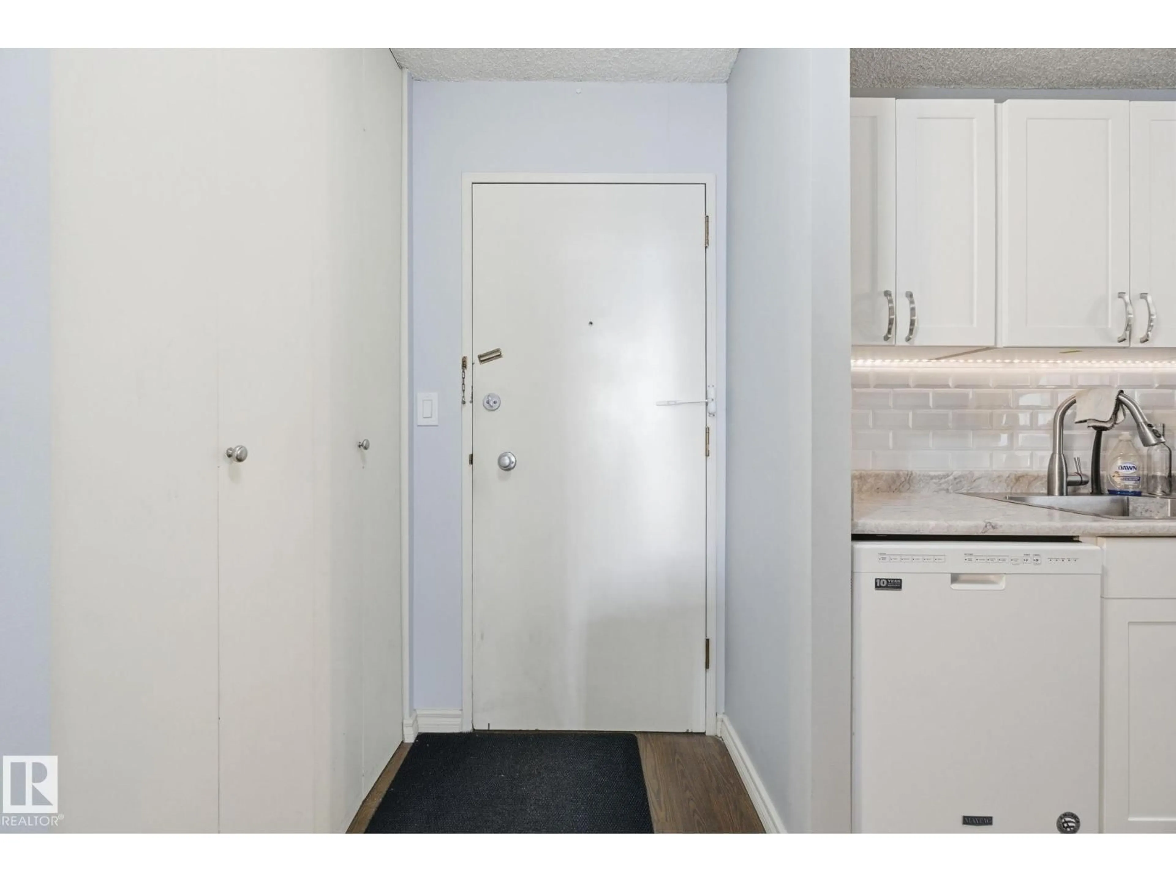 Indoor entryway for 1312 STONY PLAIN RD, Edmonton Alberta T5N3R2