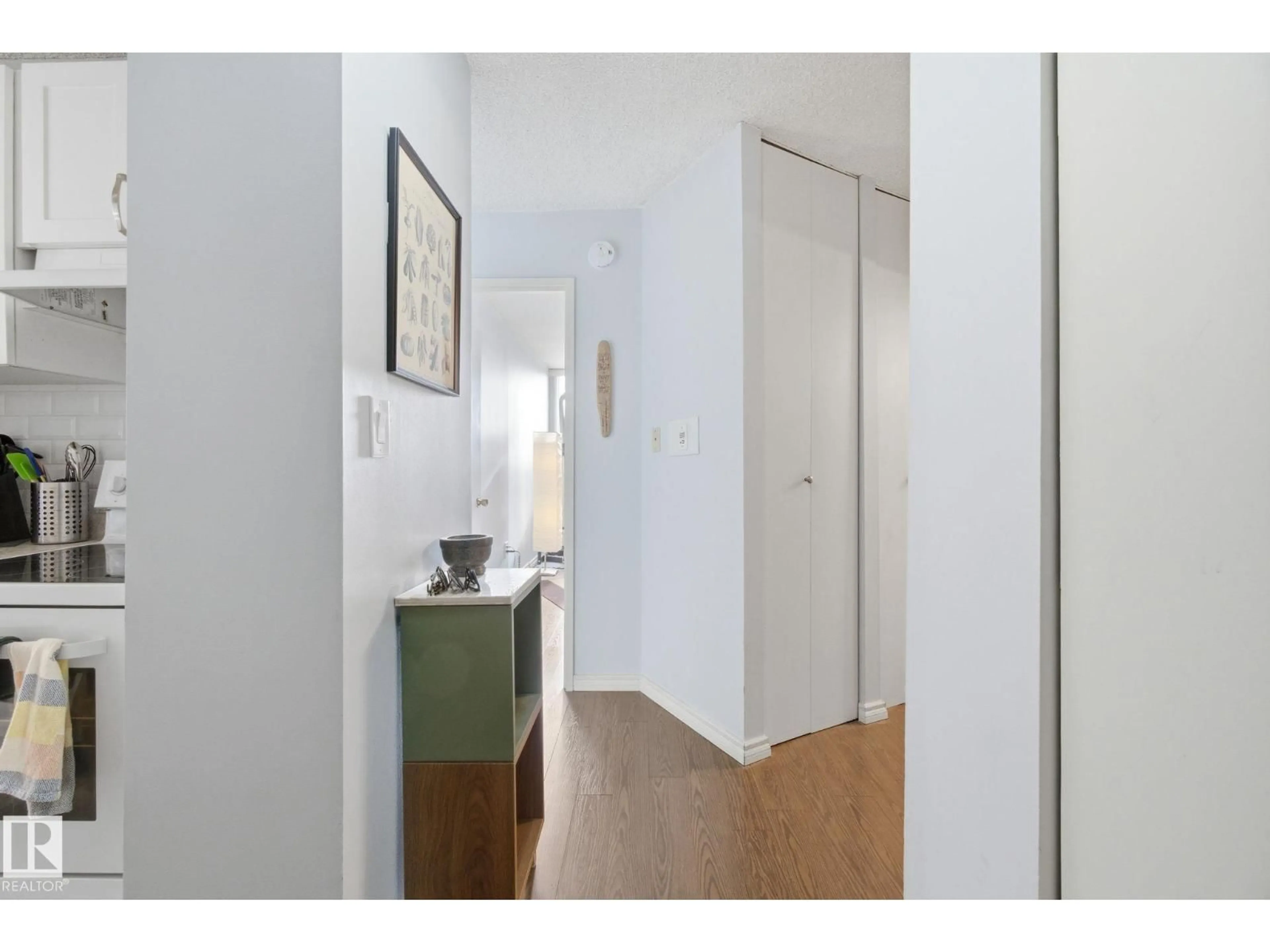 Indoor entryway for 1312 STONY PLAIN RD, Edmonton Alberta T5N3R2