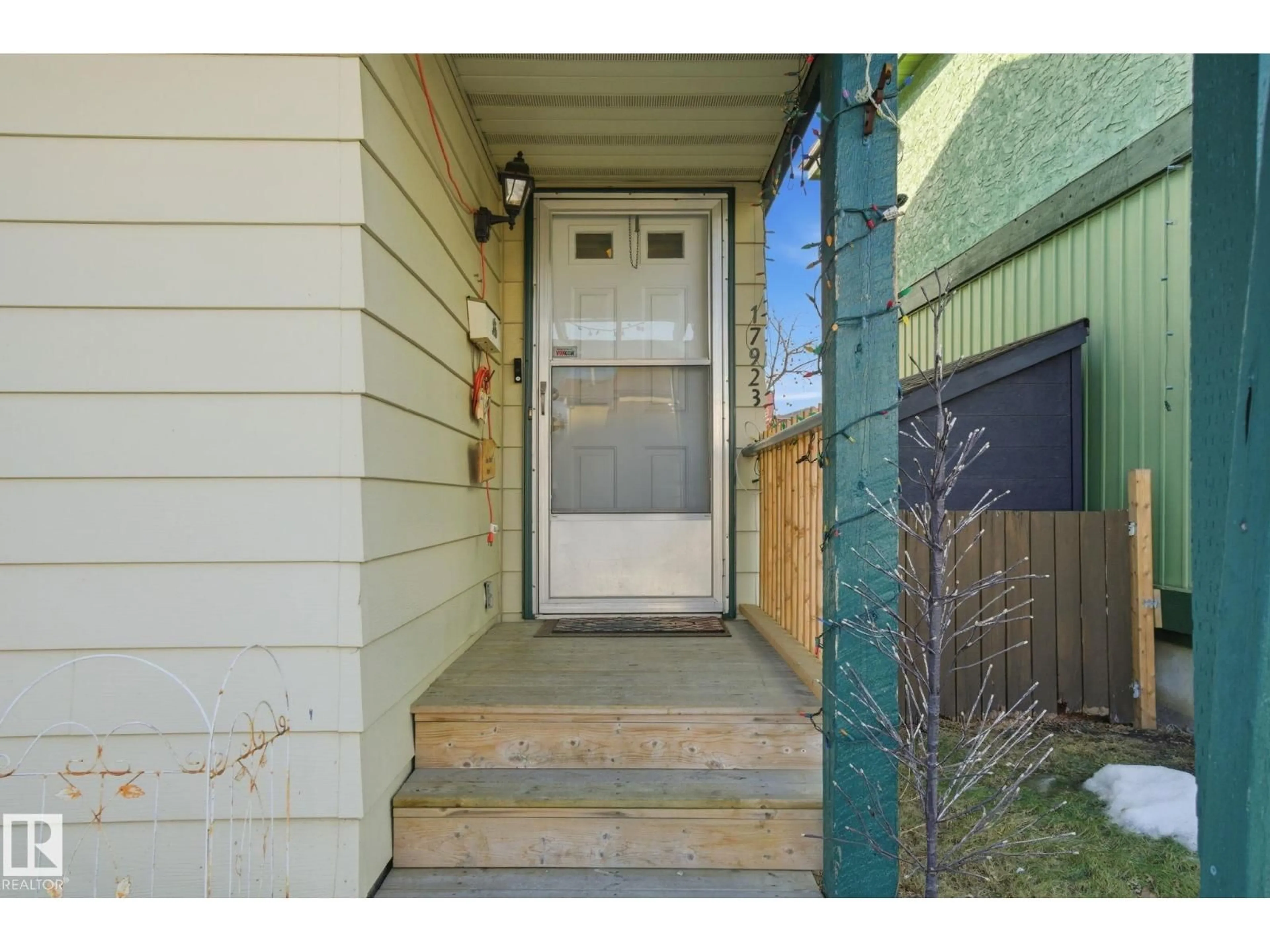 Indoor entryway for 17923 77 AV NW, Edmonton Alberta T5T2S1
