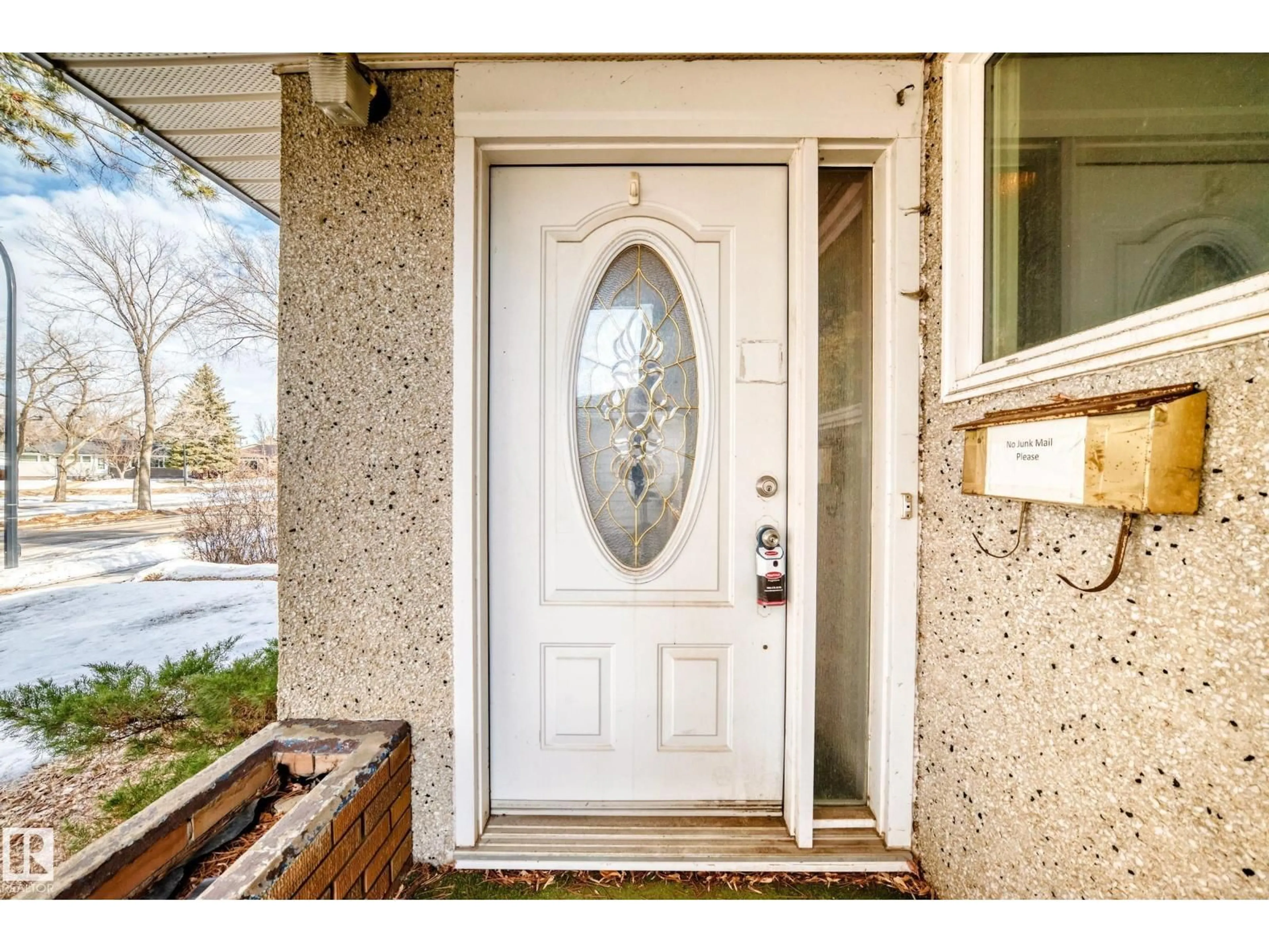 Indoor entryway for 8639 64 AV NW, Edmonton Alberta T6E0H4
