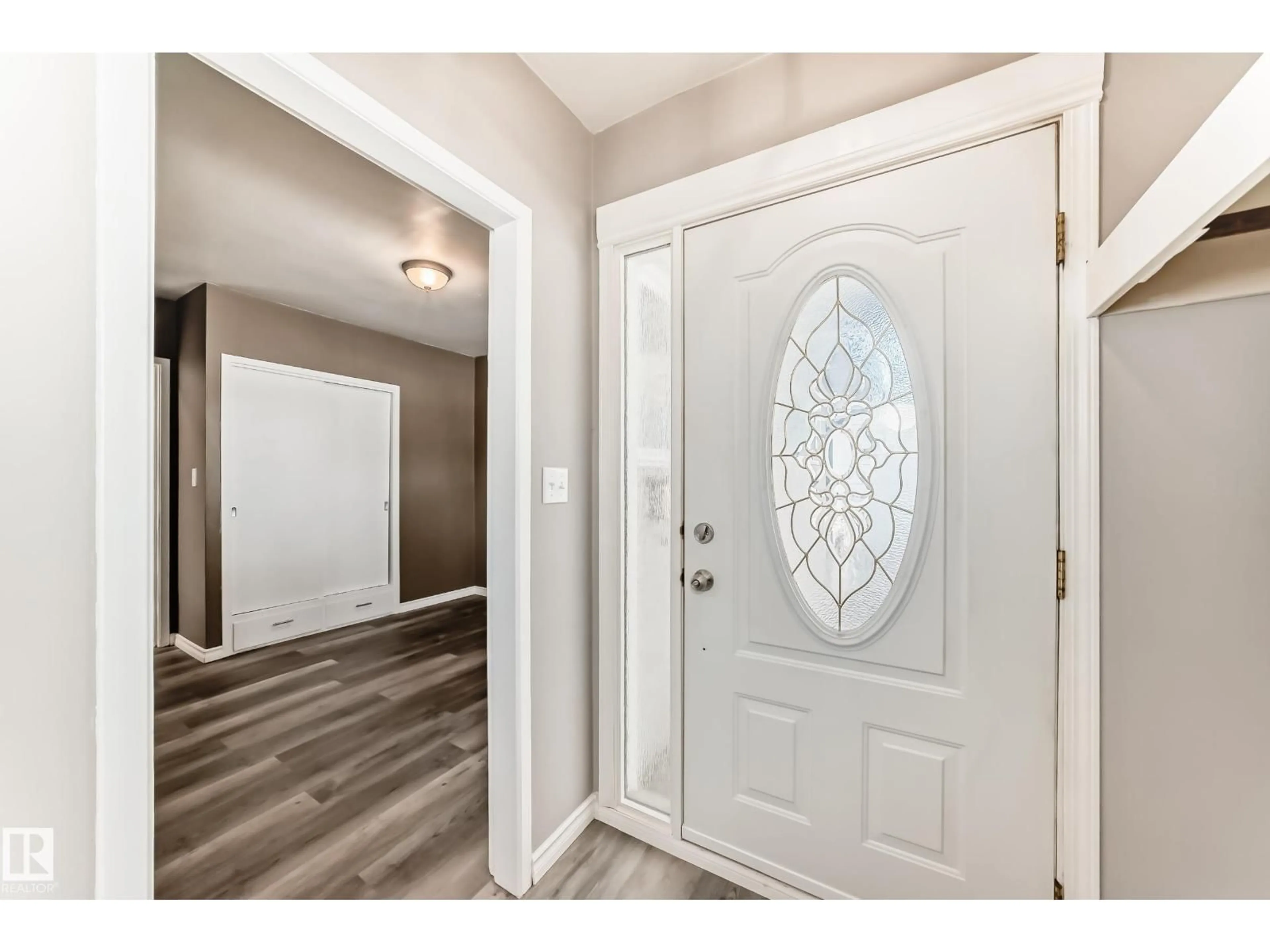 Indoor entryway for 8639 64 AV NW, Edmonton Alberta T6E0H4