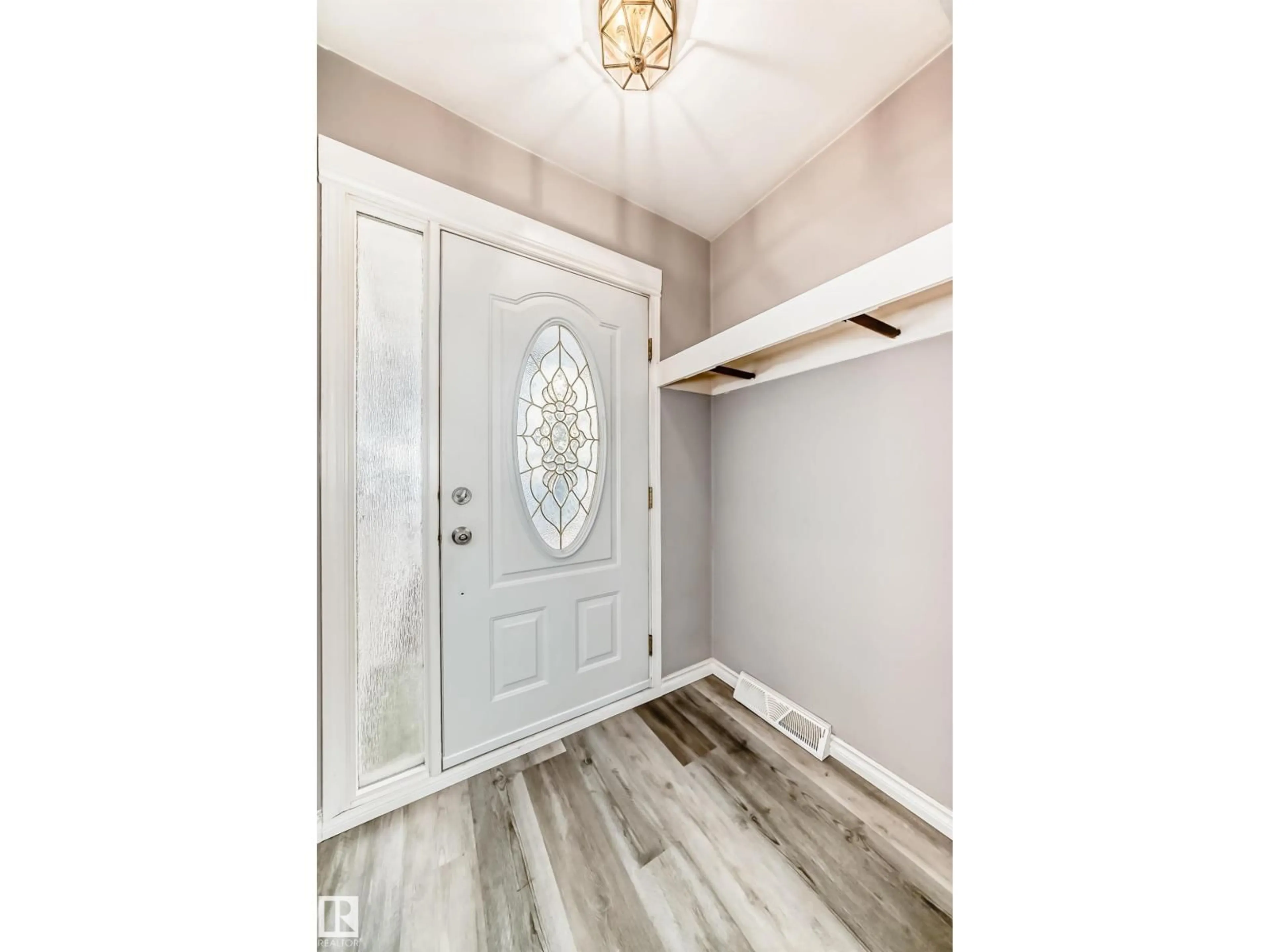 Indoor entryway for 8639 64 AV NW, Edmonton Alberta T6E0H4