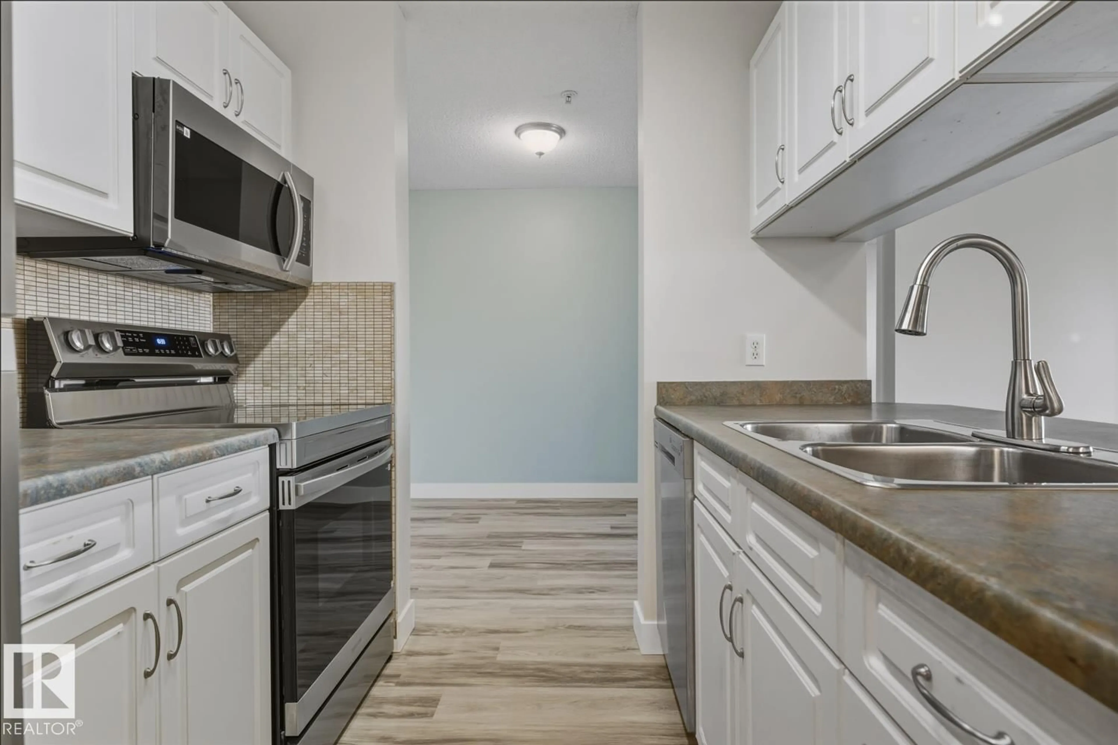 Standard kitchen, unknown for 237 17447 98A AV NW, Edmonton Alberta T5T6M4