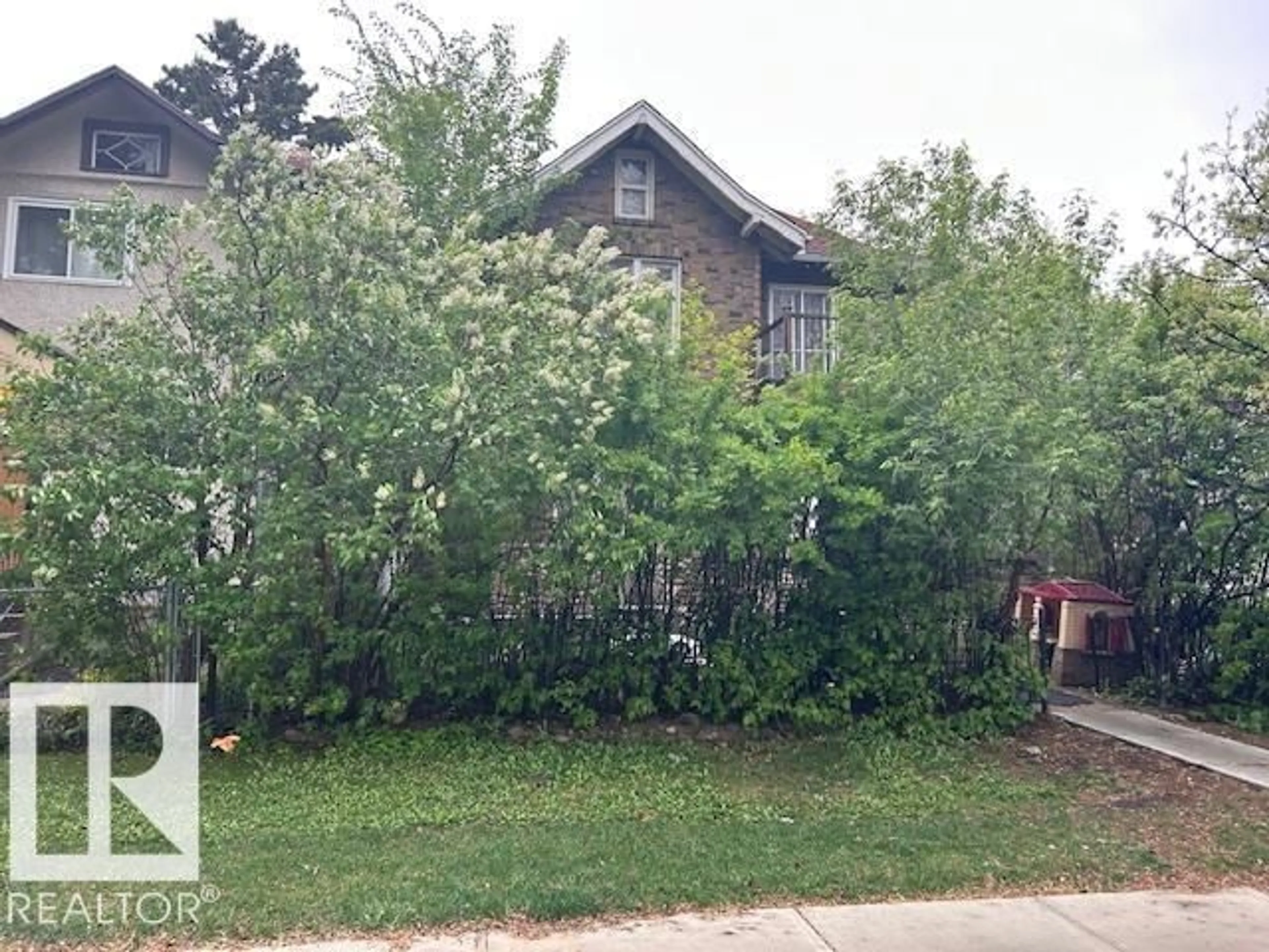 A pic from outside/outdoor area/front of a property/back of a property/a pic from drone, street for 10848 93 ST, Edmonton Alberta T5H1Y9