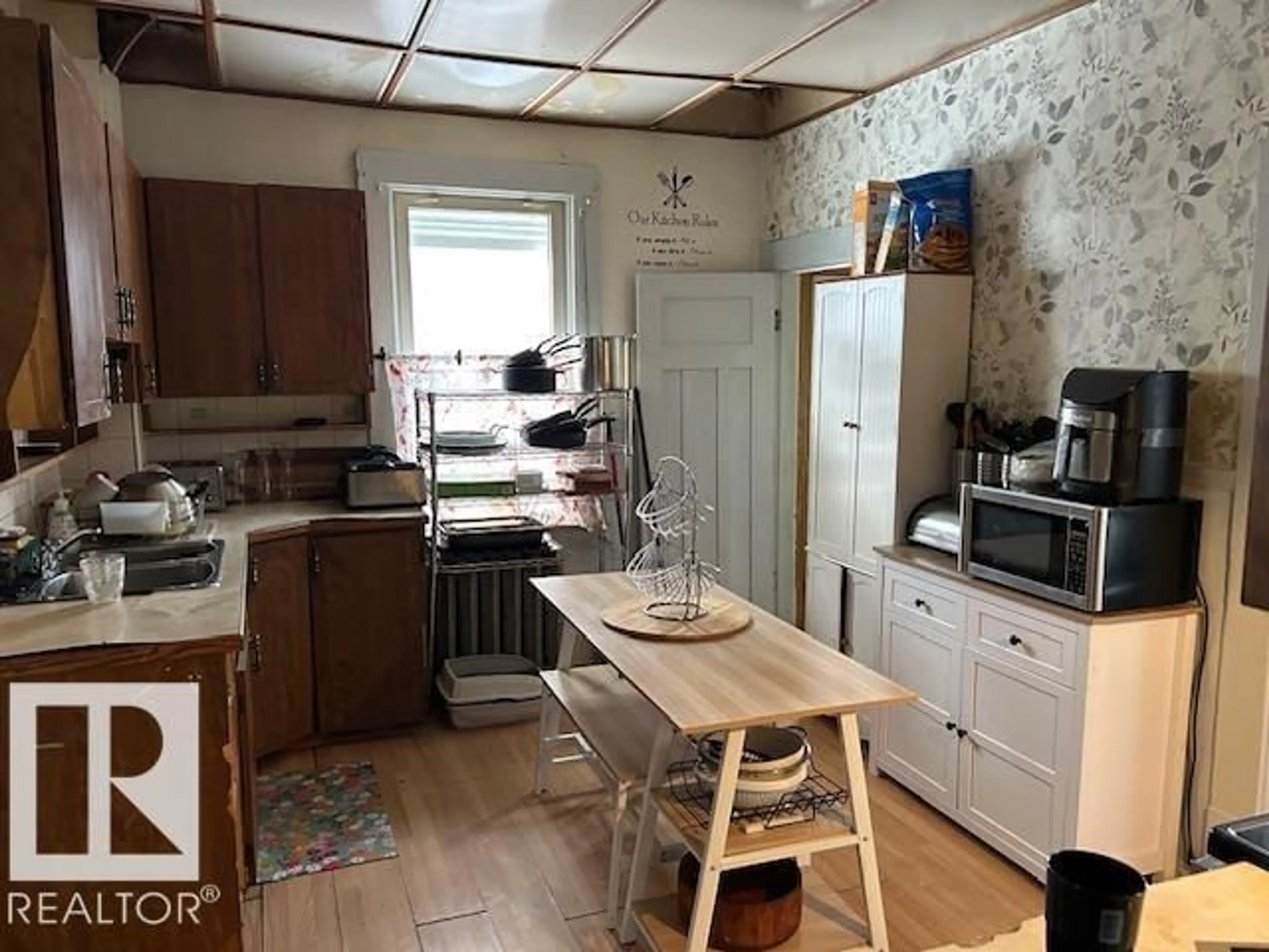 Standard kitchen, unknown for 10848 93 ST, Edmonton Alberta T5H1Y9