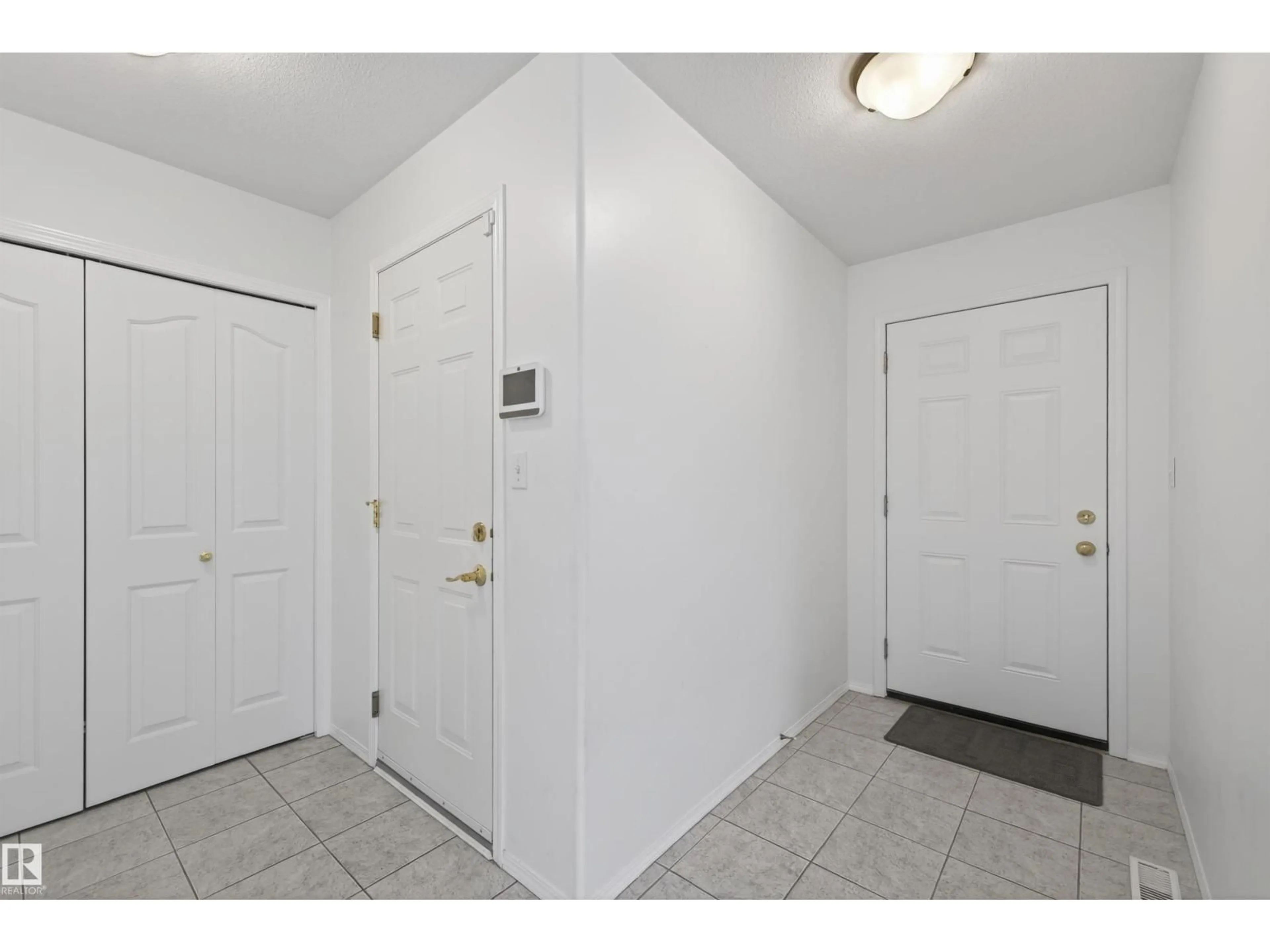 Indoor entryway for 58 FOXBORO GROVE, Sherwood Park Alberta T8A6K6