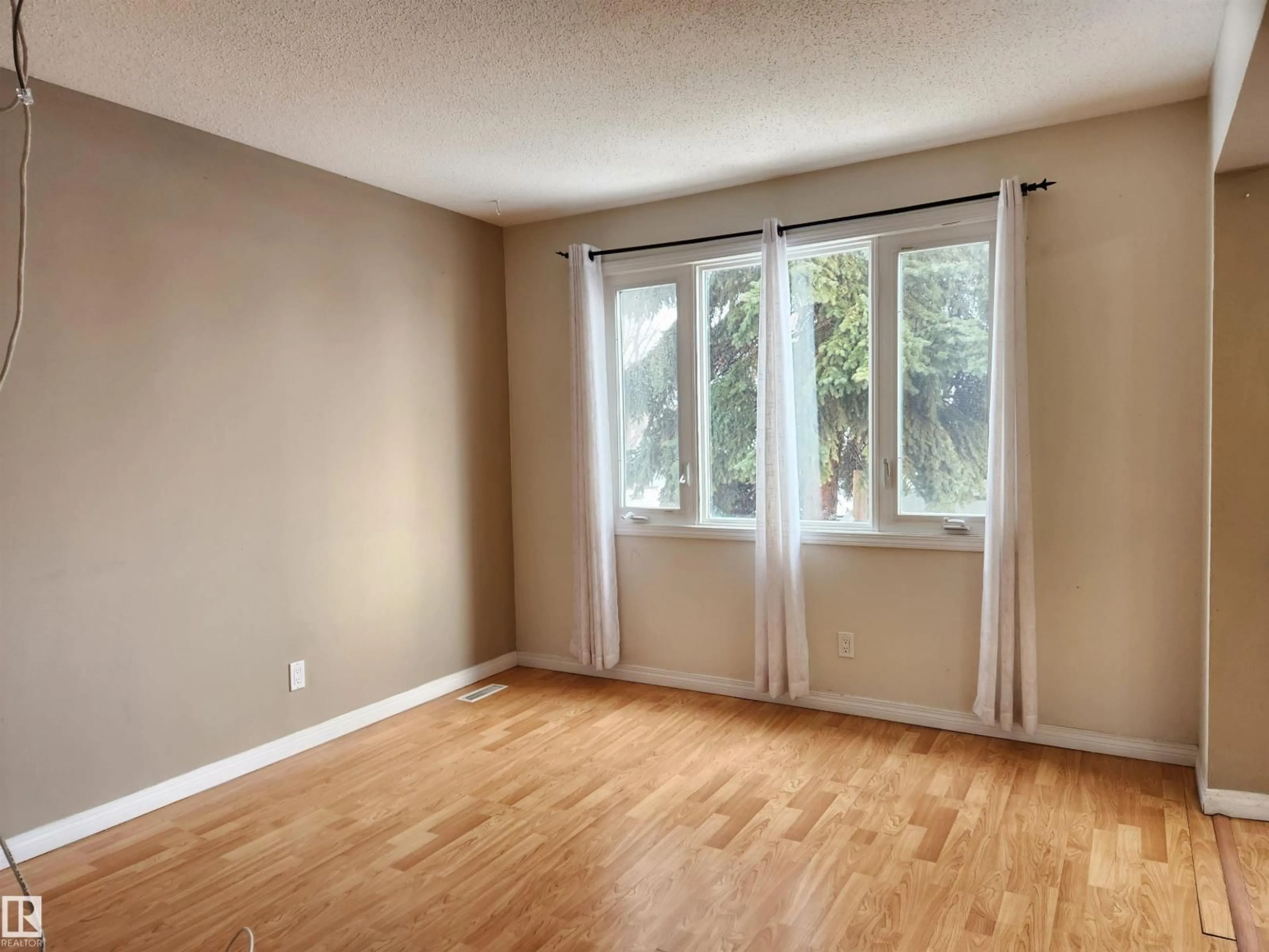 A pic of a room for #6 - 14320 80 ST NW, Edmonton Alberta T5C1L6