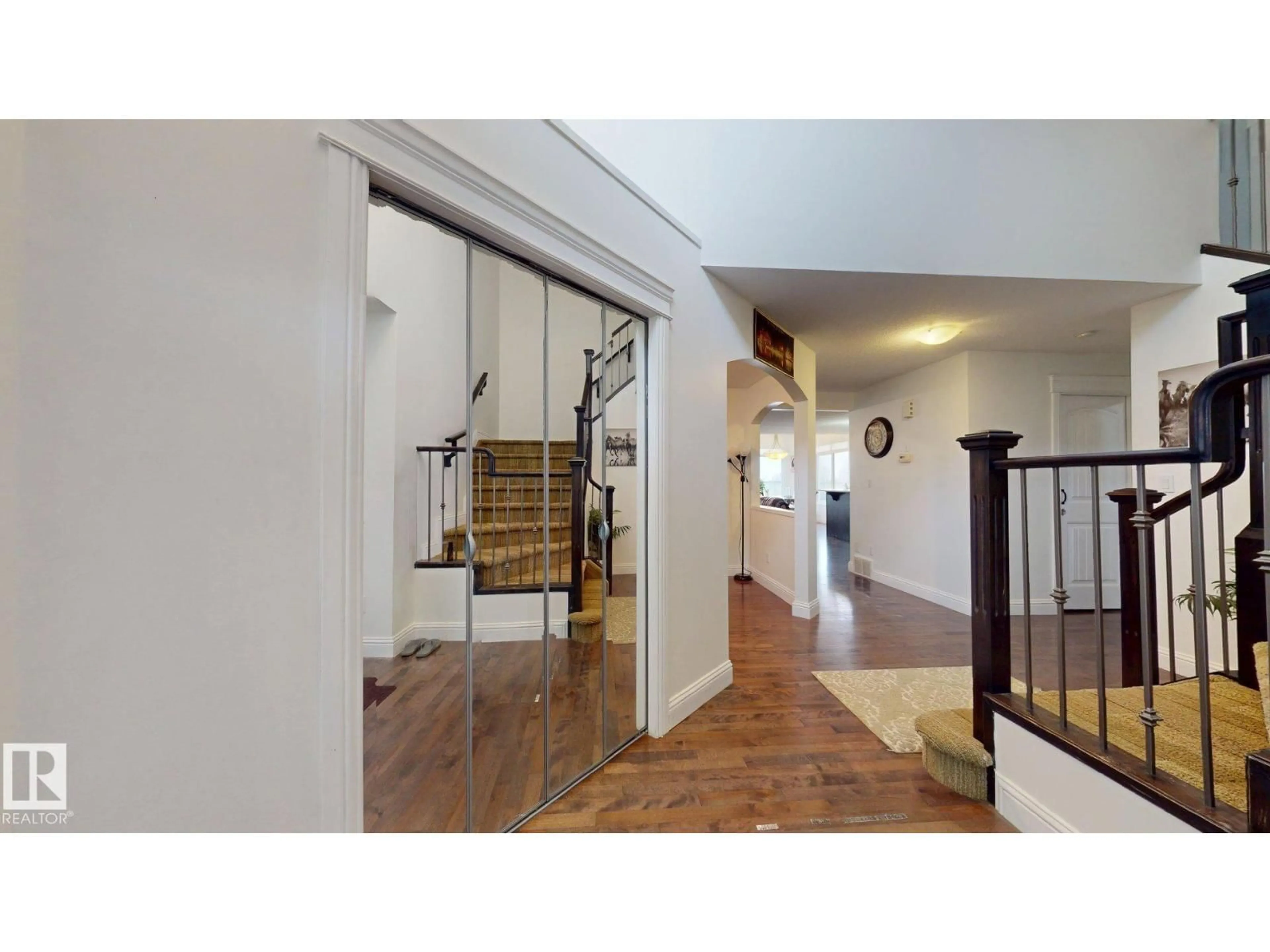 Indoor foyer for SW - 5440 1A AV, Edmonton Alberta T6X0L2