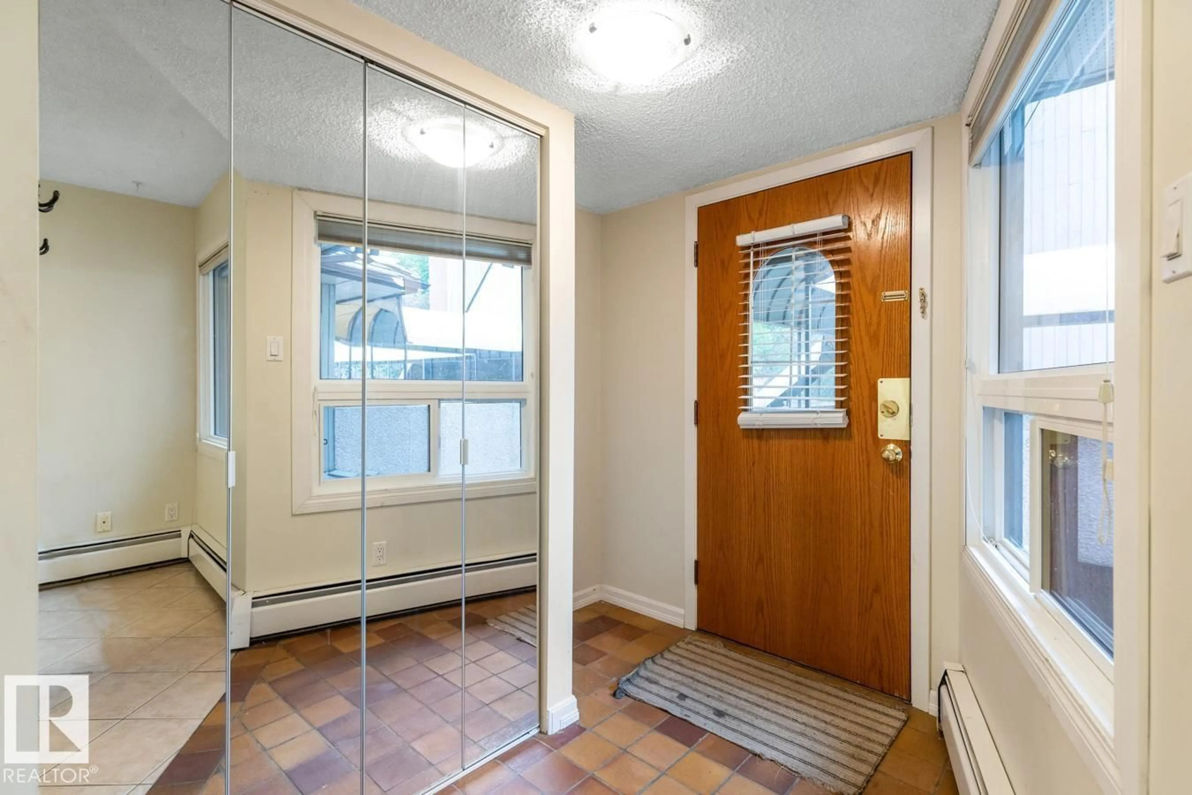 Indoor foyer for 11122 83 AV, Edmonton Alberta T6G0V1