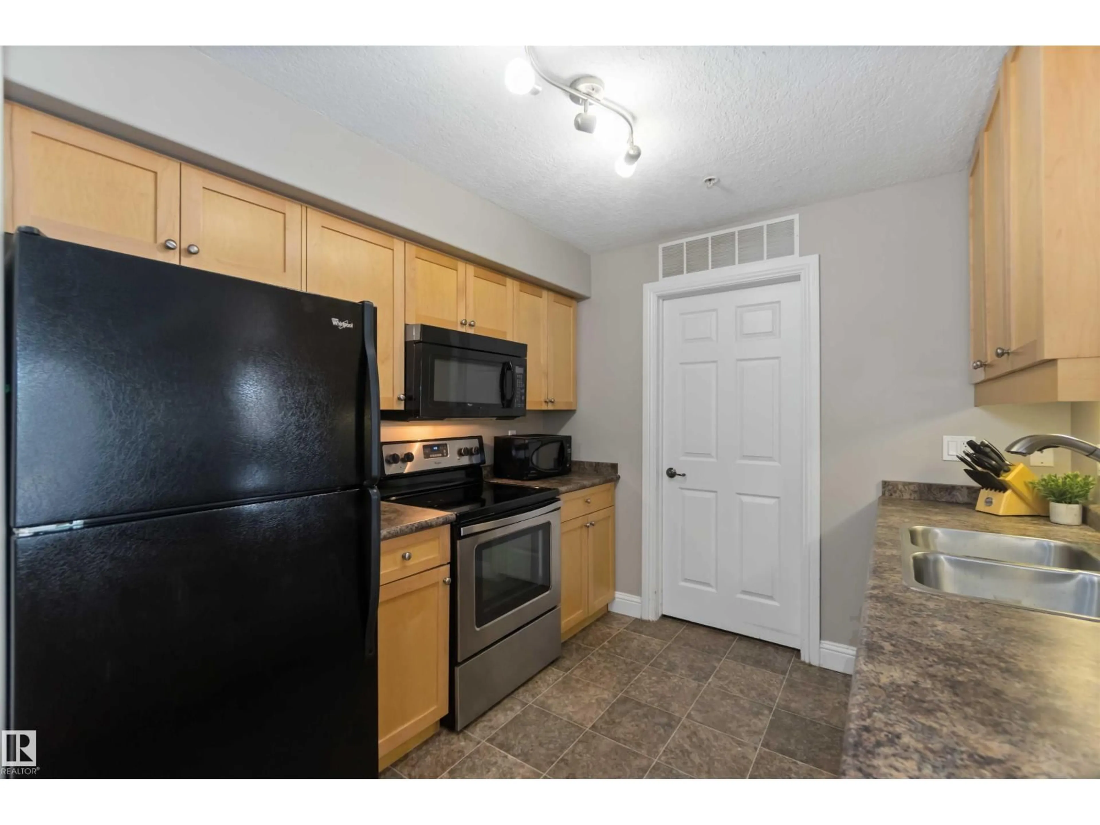 Standard kitchen, unknown for 210 13111 140 AV NW, Edmonton Alberta T6V0B1