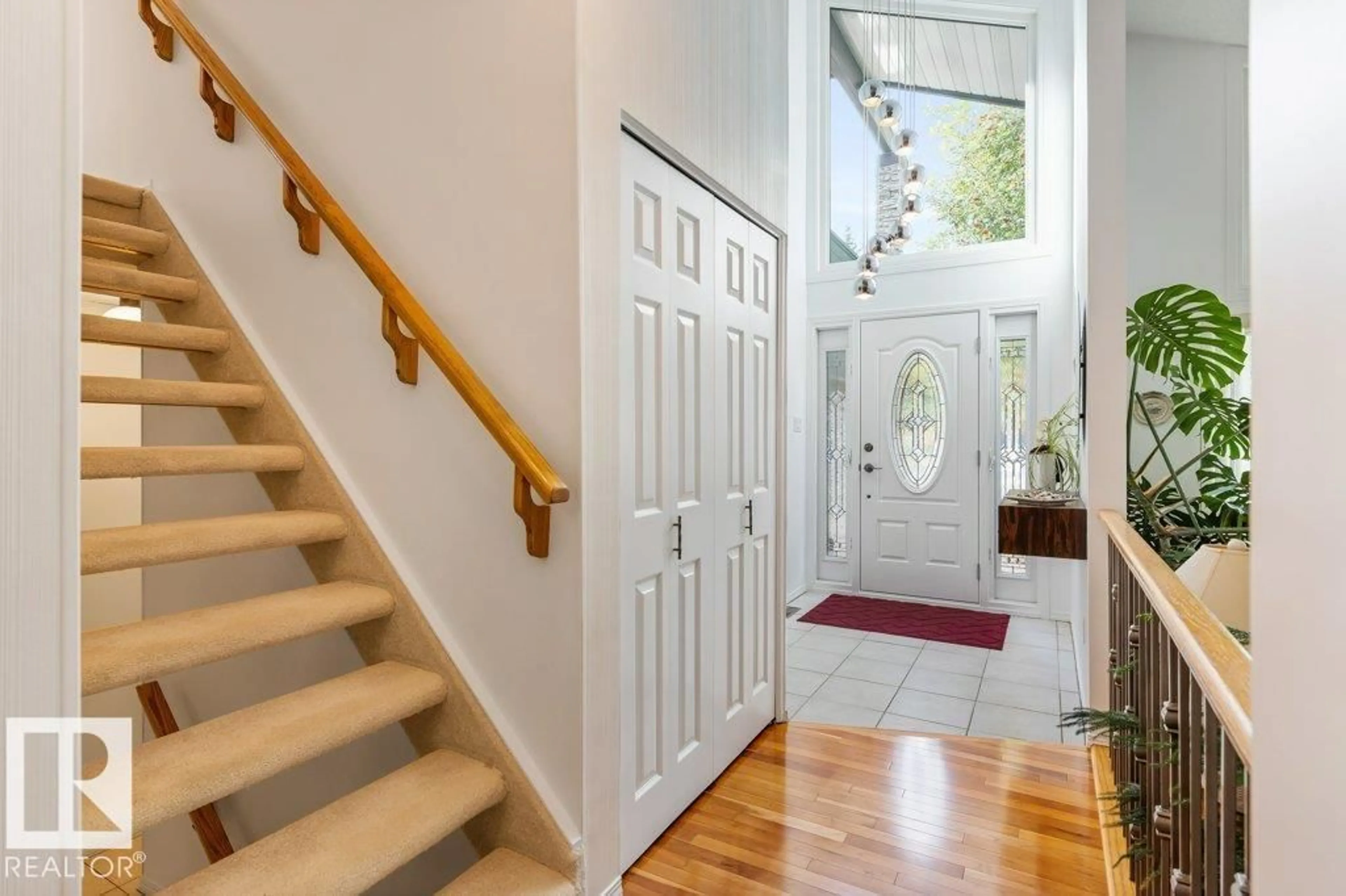 Indoor entryway for 8 GREEN LEES PL, St. Albert Alberta T8N3B1