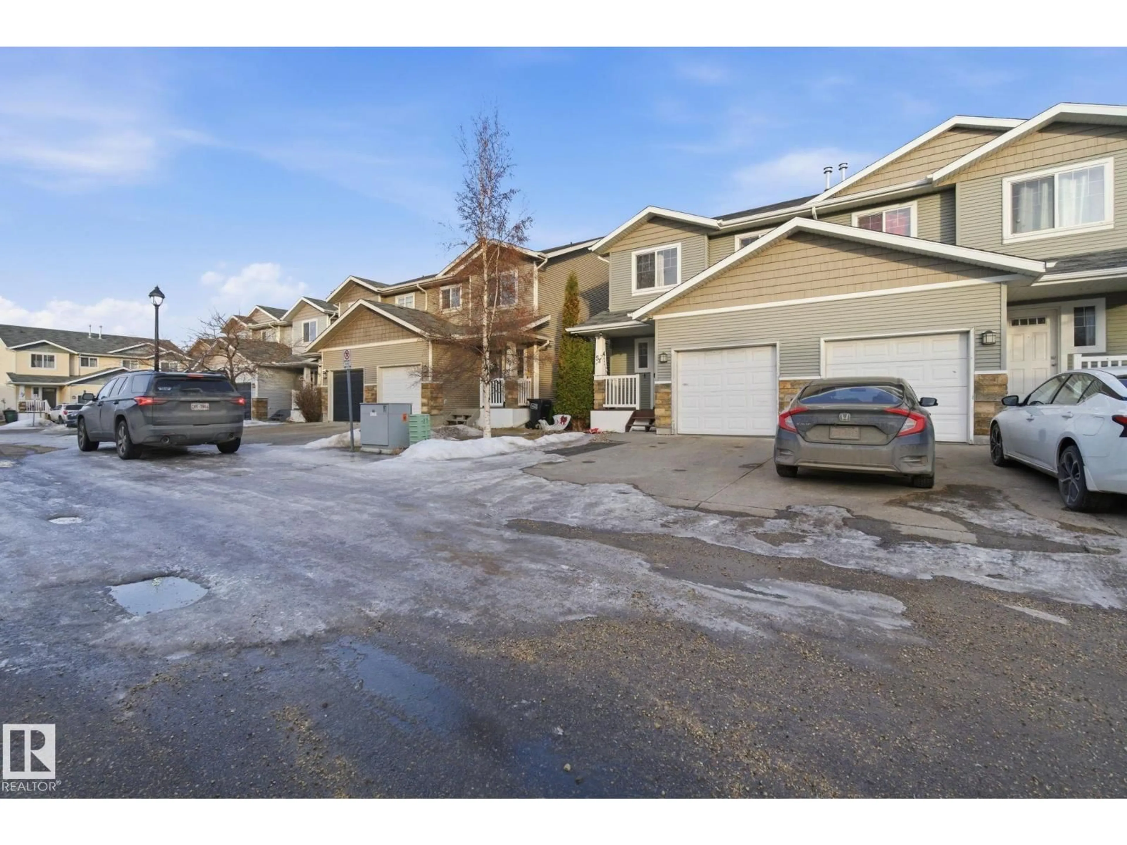 A pic from outside/outdoor area/front of a property/back of a property/a pic from drone, street for 51 14208 36 ST NW, Edmonton Alberta T5Y0E4